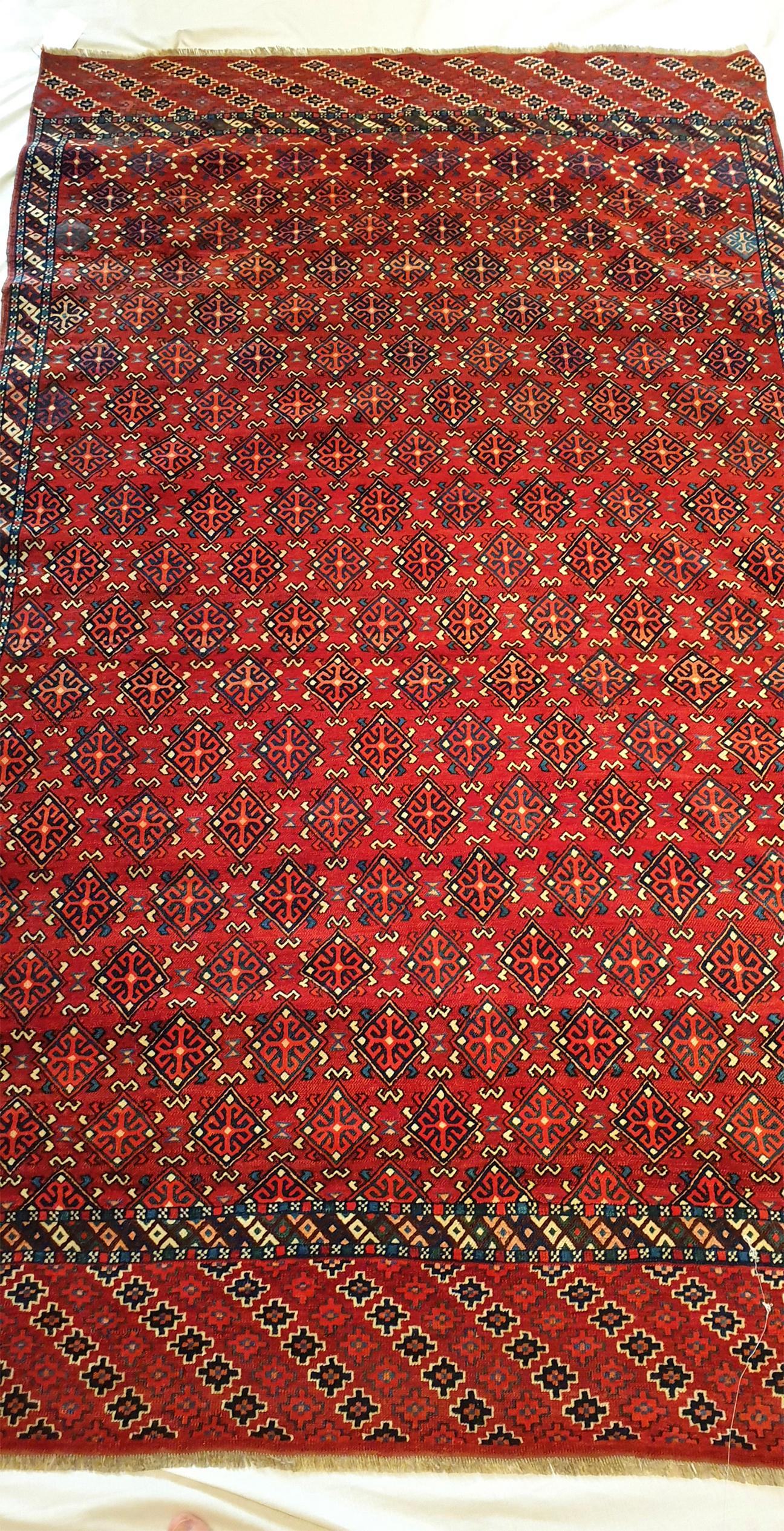 N° 729, tapis noué à la main dans une usine turkmène du 19e siècle.
Haute qualité, beaux graphismes et finesse remarquable.
Parfait état de conservation.

Dimensions : 205 x 125 cm.