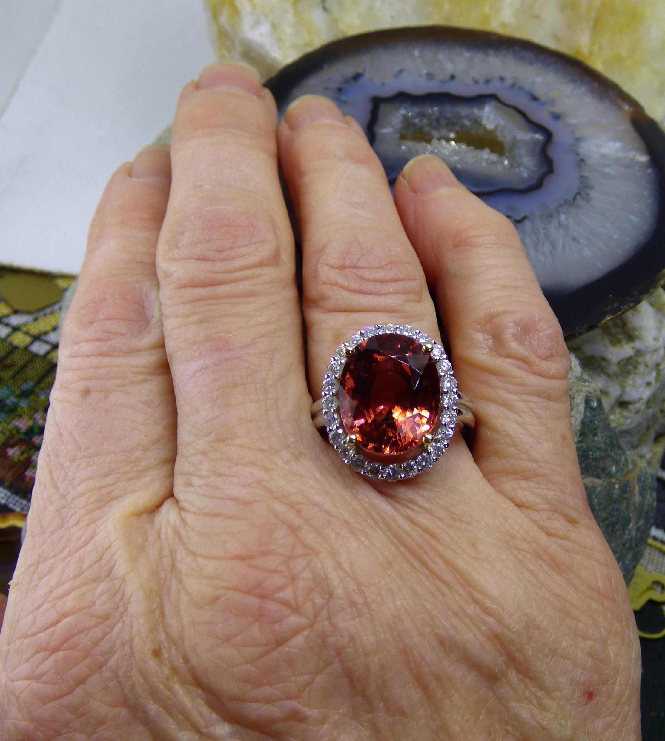 7,2ct. Ovaler rosa Turmalin- und Diamant-Cluster-Ring aus 18 Karat Gold im Zustand „Neu“ im Angebot in Dublin, IE