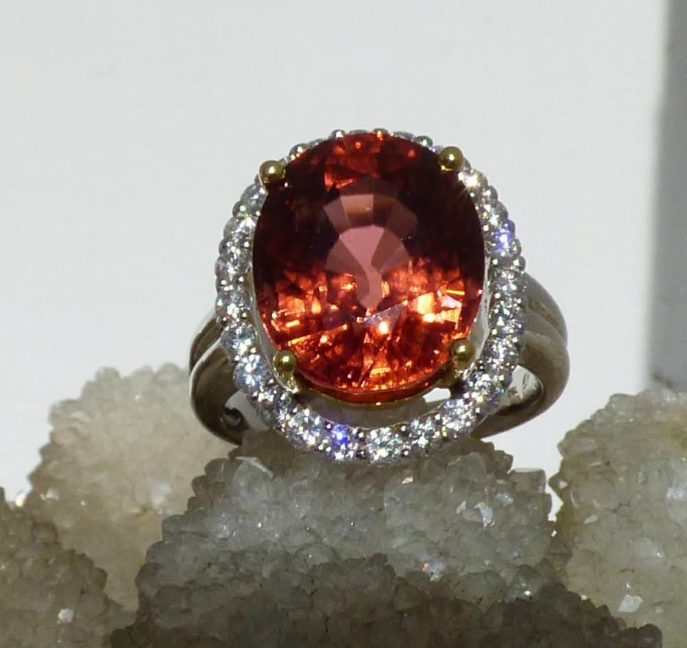7,2ct. Ovaler rosa Turmalin- und Diamant-Cluster-Ring aus 18 Karat Gold im Angebot 1