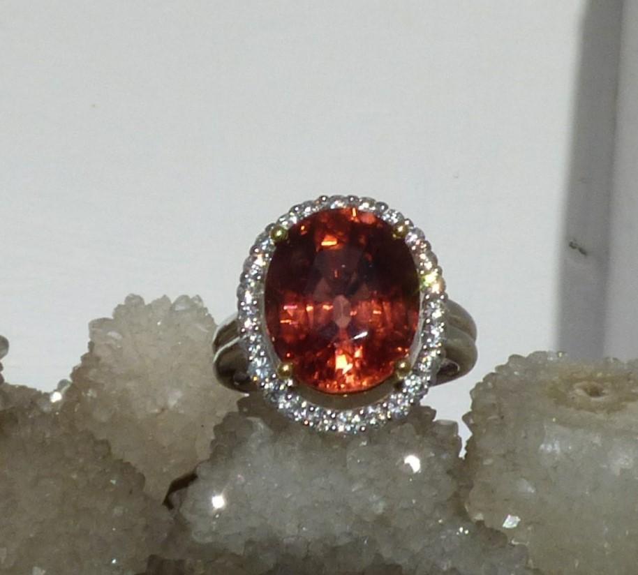 7,2ct. Ovaler rosa Turmalin- und Diamant-Cluster-Ring aus 18 Karat Gold im Angebot 2