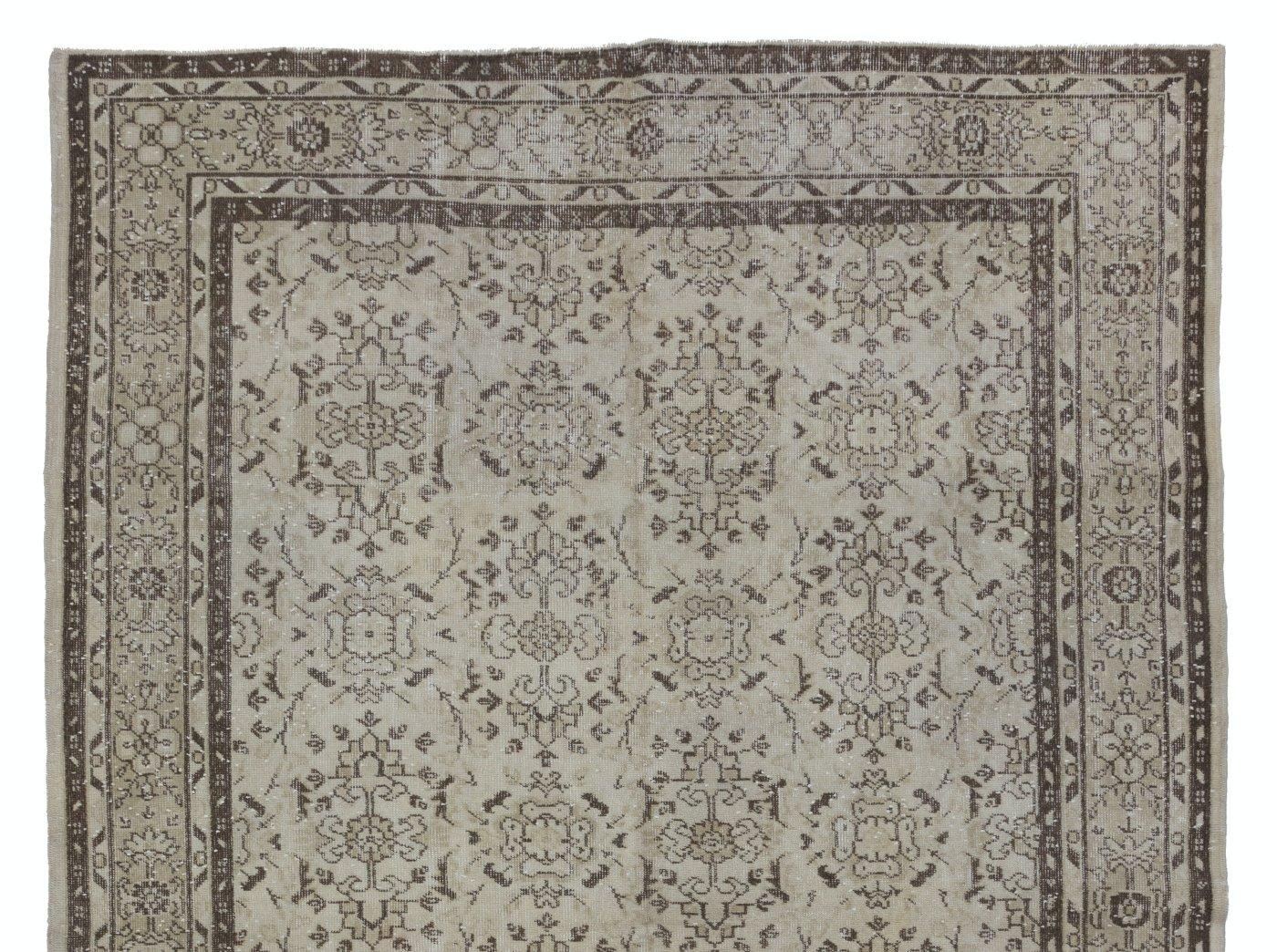 Tapis turc vintage des années 1960, finement noué à la main, présentant un motif floral sur toute sa surface. Le tapis a même des poils bas en laine sur une base en coton. Il est lourd et repose à plat sur le sol, en très bon état et sans problème.