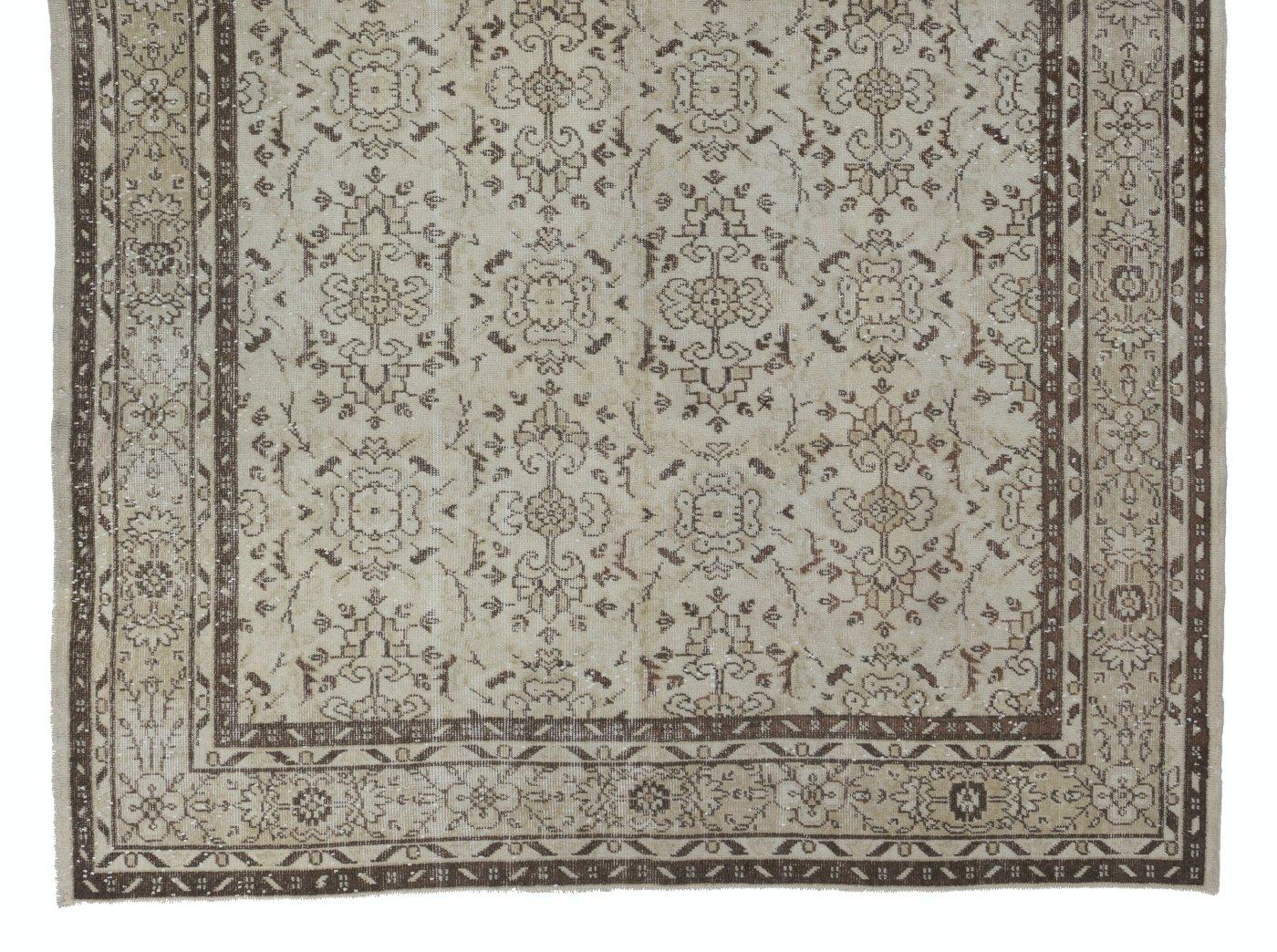 Oushak 7.2x10.4 Ft Vintage Turkish Area Rug in Neutral Beige, Brown, Off-White Colors. en vente
