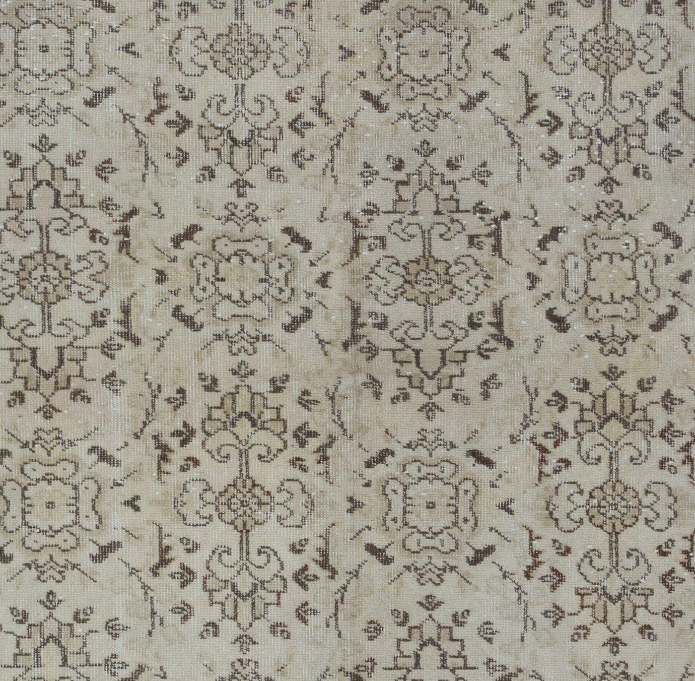 Turc 7.2x10.4 Ft Vintage Turkish Area Rug in Neutral Beige, Brown, Off-White Colors. en vente