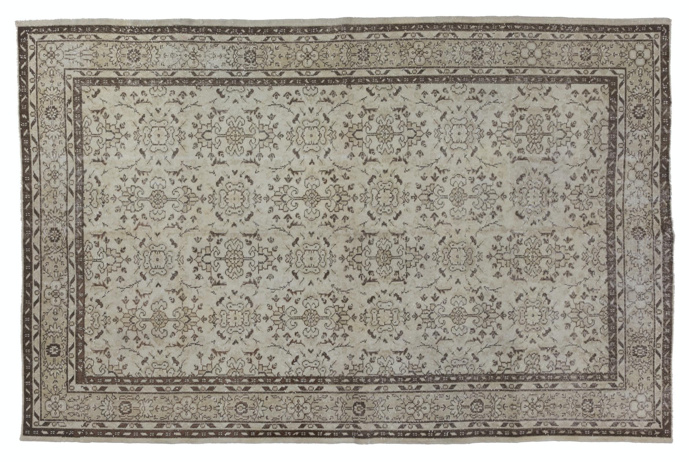 Tissé à la main 7.2x10.4 Ft Vintage Turkish Area Rug in Neutral Beige, Brown, Off-White Colors. en vente