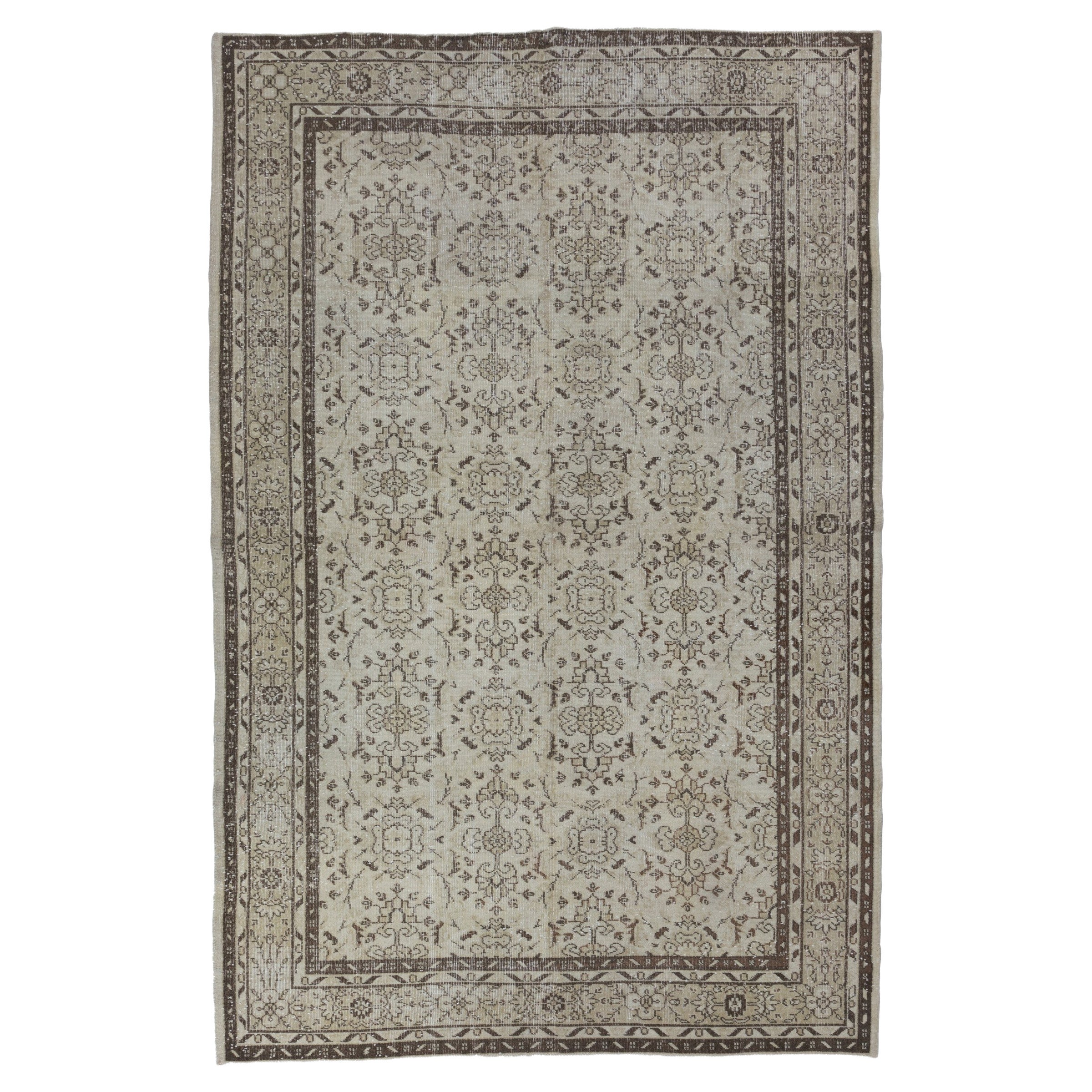 Tappeto turco vintage 7.2x10.4 Ft nei colori neutri beige, marrone e bianco sporco.