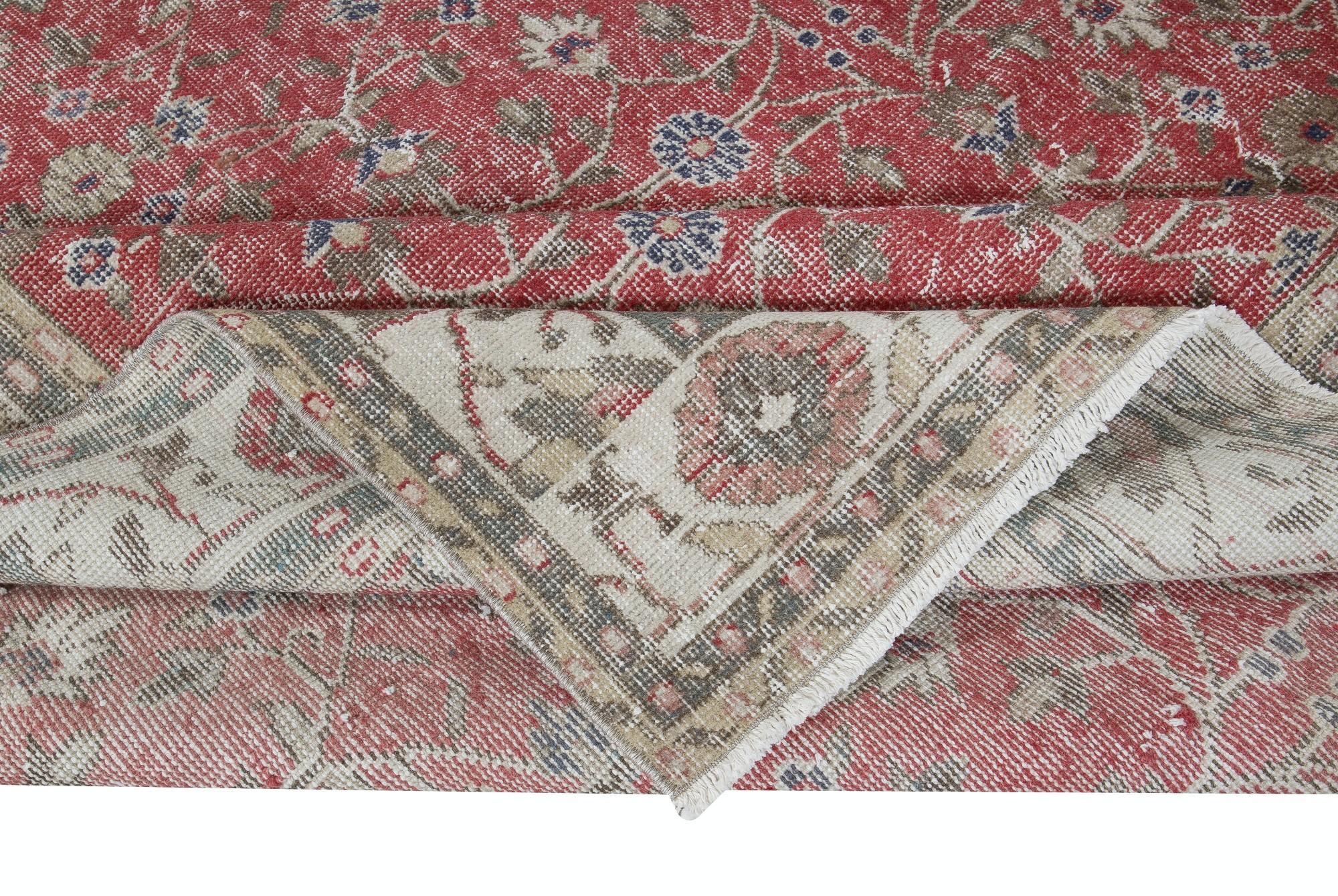 Handgefertigter türkischer Vintage-Teppich in Rot & Beige mit Blumenmuster 7.2x10.6 Ft (Handgeknüpft) im Angebot
