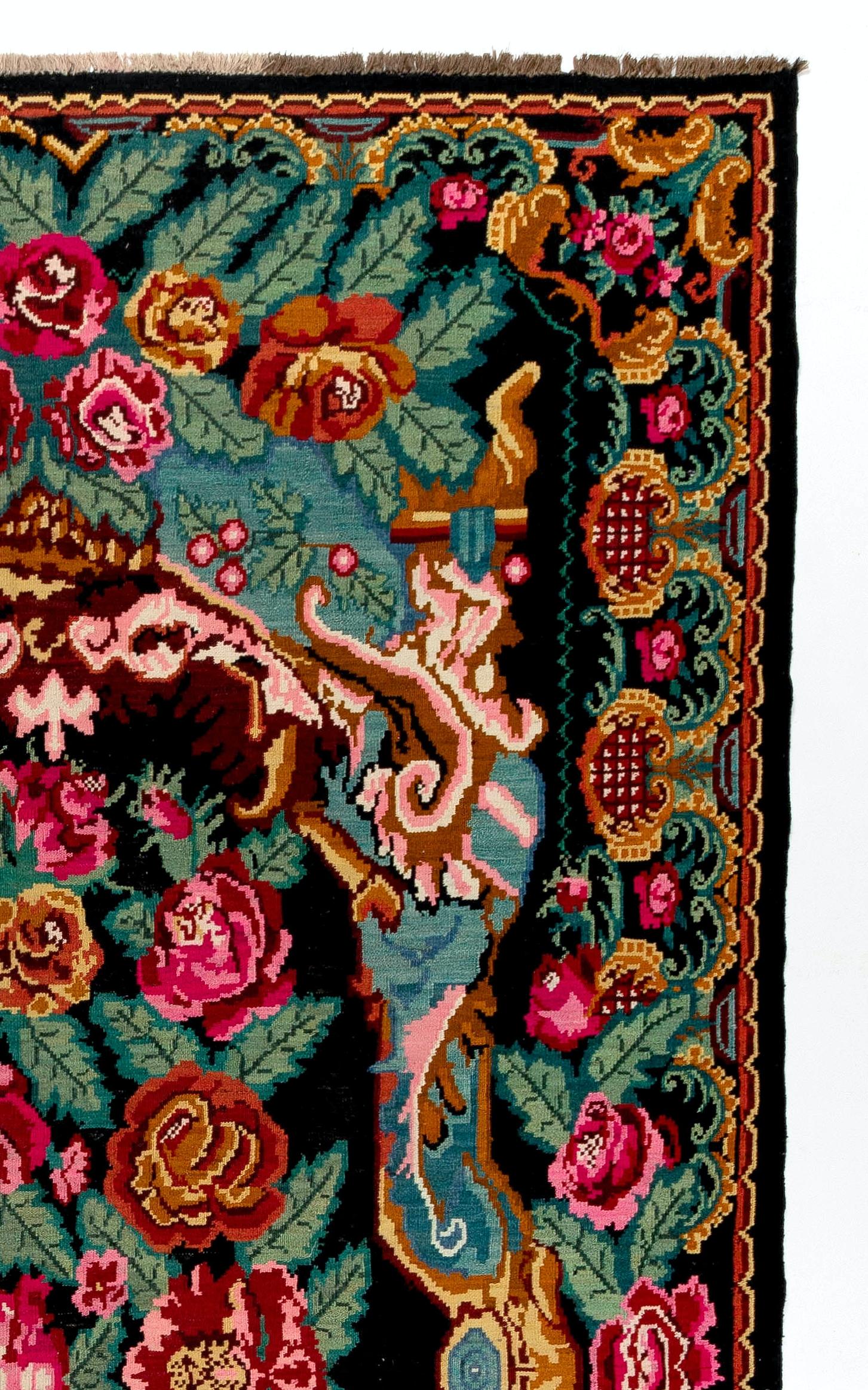 Einzigartiger Kelim aus Bessarabien. Maße: 7.2x11.6 Ft.
Ein handgewebter osteuropäischer Teppich aus Moldawien. Diese traditionellen moldauischen Flachgewebe sind von alten Aubusson-Teppichen inspiriert, zeichnen sich jedoch durch ihren schwarzen