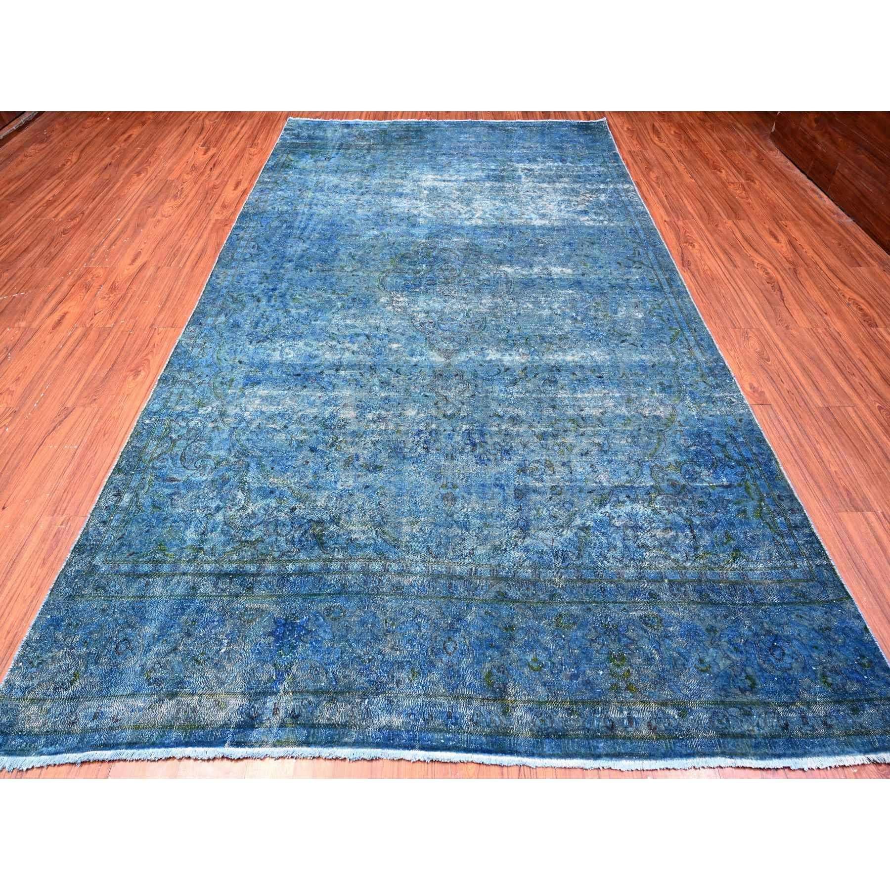 Il s'agit d'un véritable tapis d'Orient Vintage Zoroastrian Karman, noué à la main, en pure laine. Il a été noué pendant des mois et des mois selon des techniques de tissage séculaires par des artisans experts.
Matières premières : Laine
Latex :