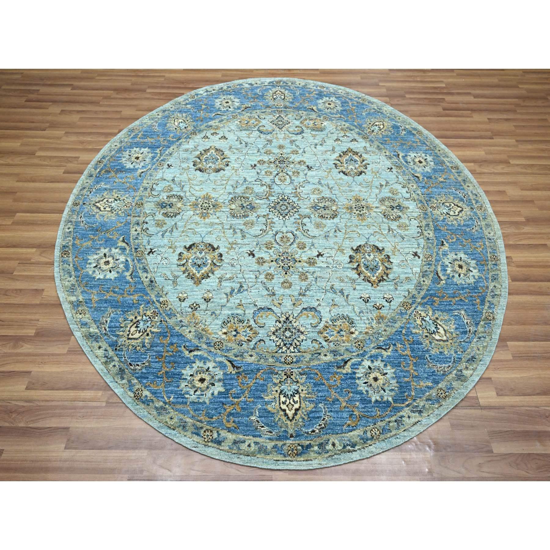 Puderblau, Dichtere Webart, Agra, All Over Shah Abbas Blumenmuster, Pflanzenfarben, Reine Wolle, Handgeknüpft, Rund, Orientteppich
Primäre MATERIALIEN: Wolle
Latex: Kein Flor 
Höhe: 0,25 Zoll
Stil: Transitional
Grundfarbe: Blau
Sekundäre Farben: