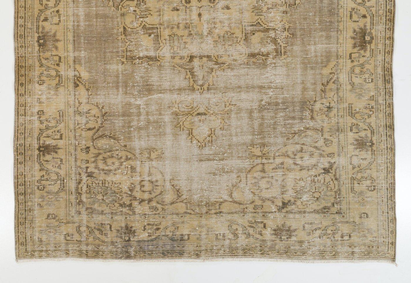 Handgeknüpfter türkischer Oushak-Teppich in Sand und Taupe im Vintage-Stil, 7.2x10 Ft (Türkisch) im Angebot