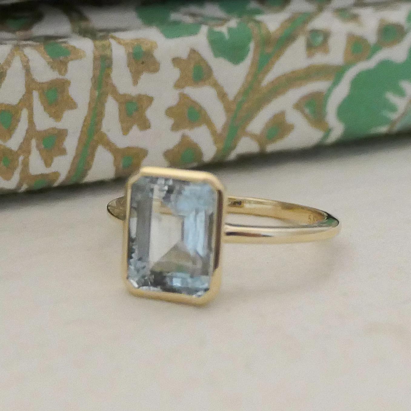 7.2x9mm Aquamarine 14kt Yellow Gold Ring - Size 7 For Sale 2