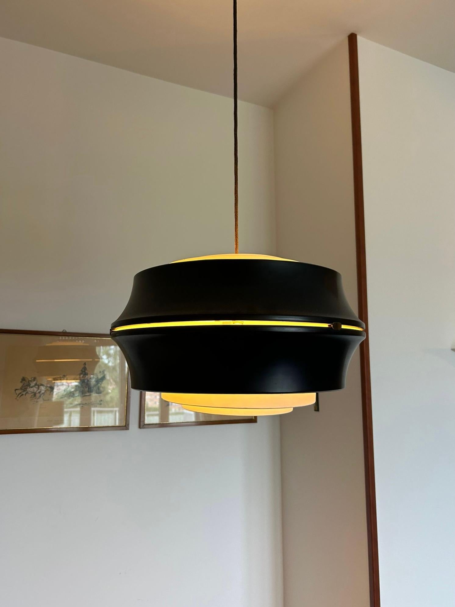 Mid-Century moderno Lampadario a sospensione in metallo Stilnovo di metà secolo, Italia, anni '60 in vendita