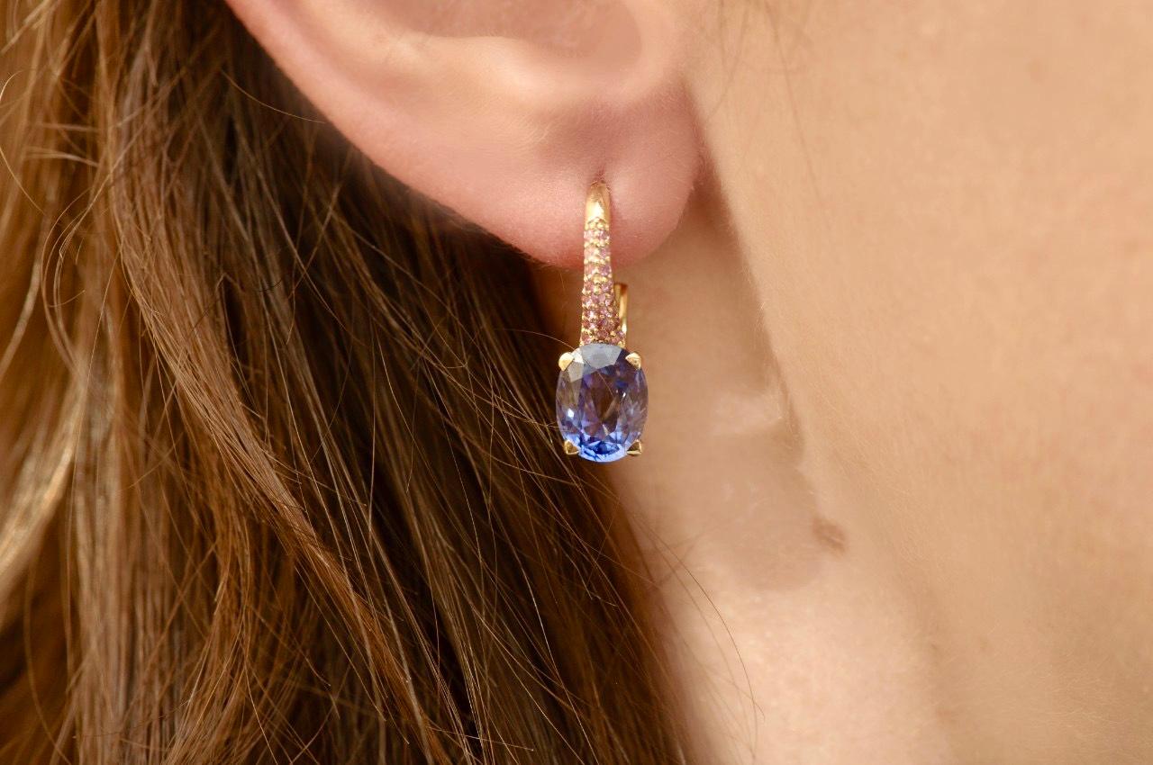 Modern 7.3 Carat Natural Cornflower Blue and Pink Sapphires 18 Karat Gold Earrings For Sale