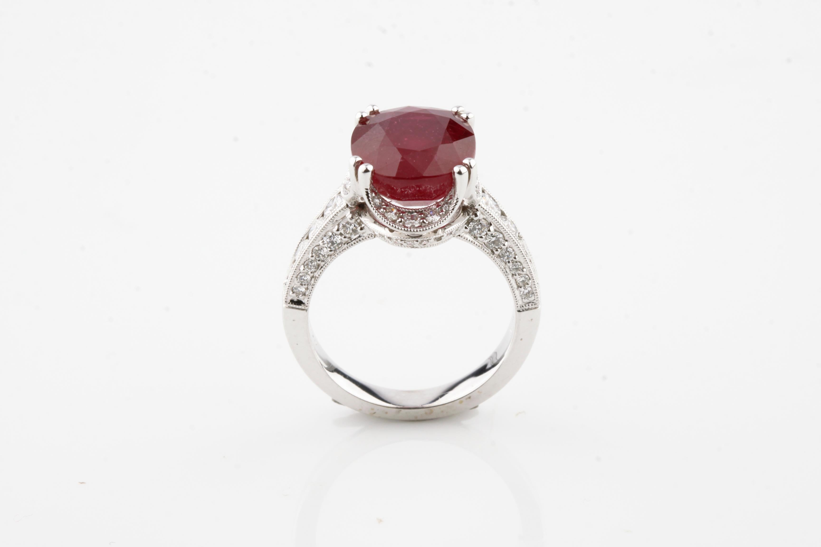 Moderne Bague solitaire en or blanc avec diamants et rubis ovale de 7,3 carats en vente