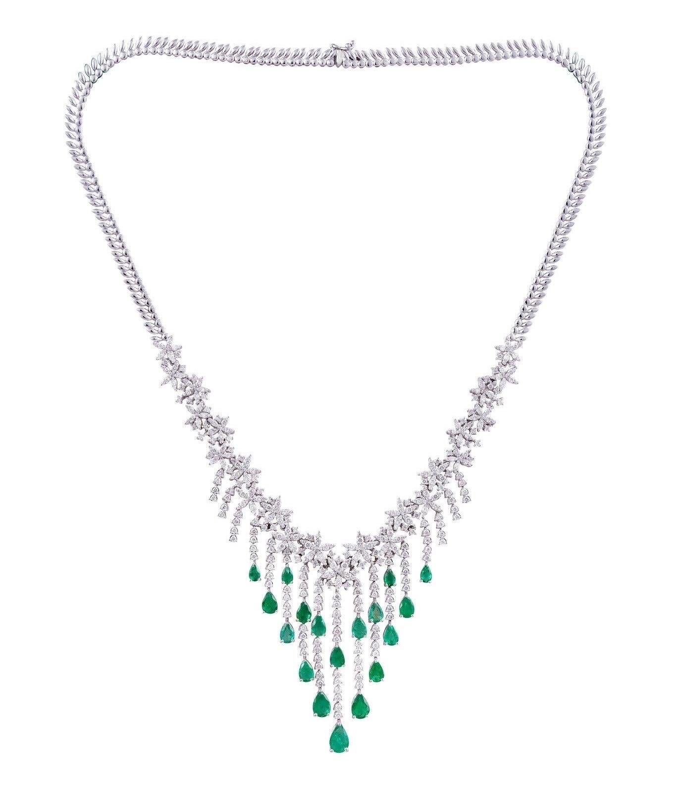 7,30 Karat Diamant-Smaragd-Halskette aus 14 Karat Weißgold mit Statement (Moderne) im Angebot