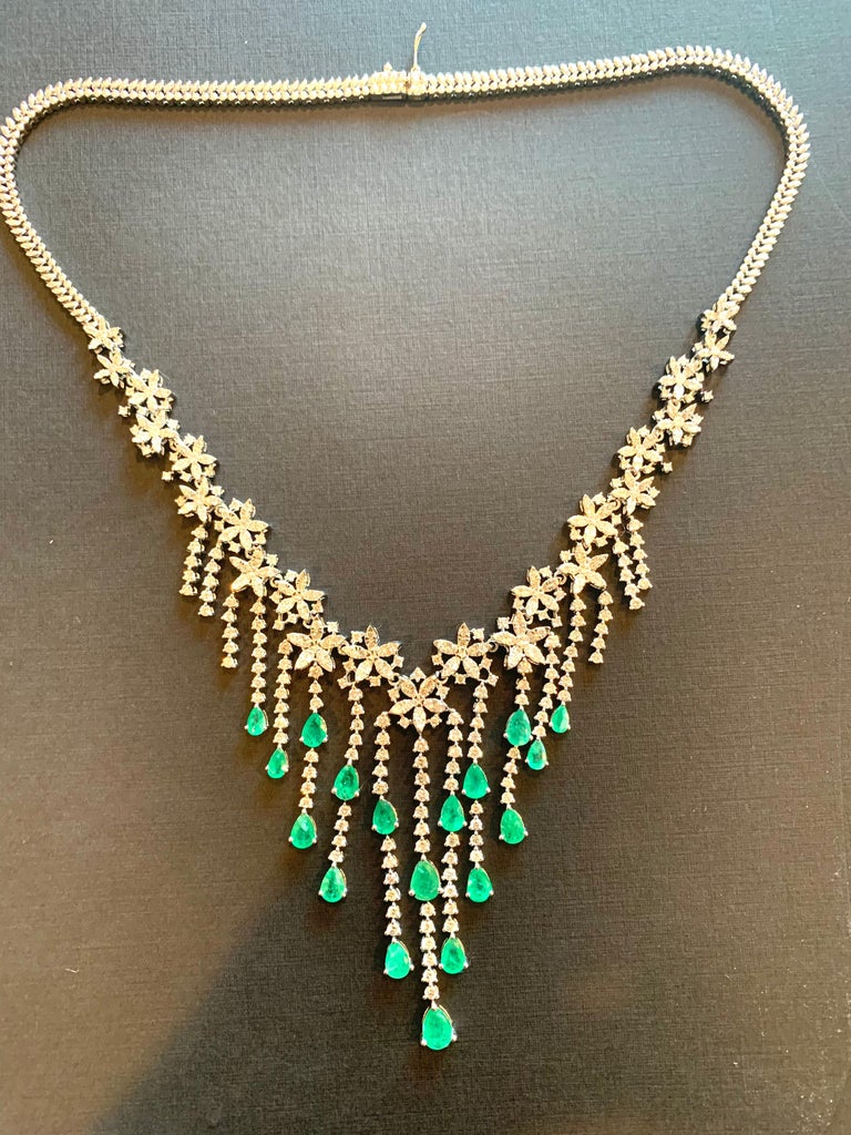 Women's 7.30 Carat Diamond Emerald 14 Karat White Gold Statement Necklace For Sale