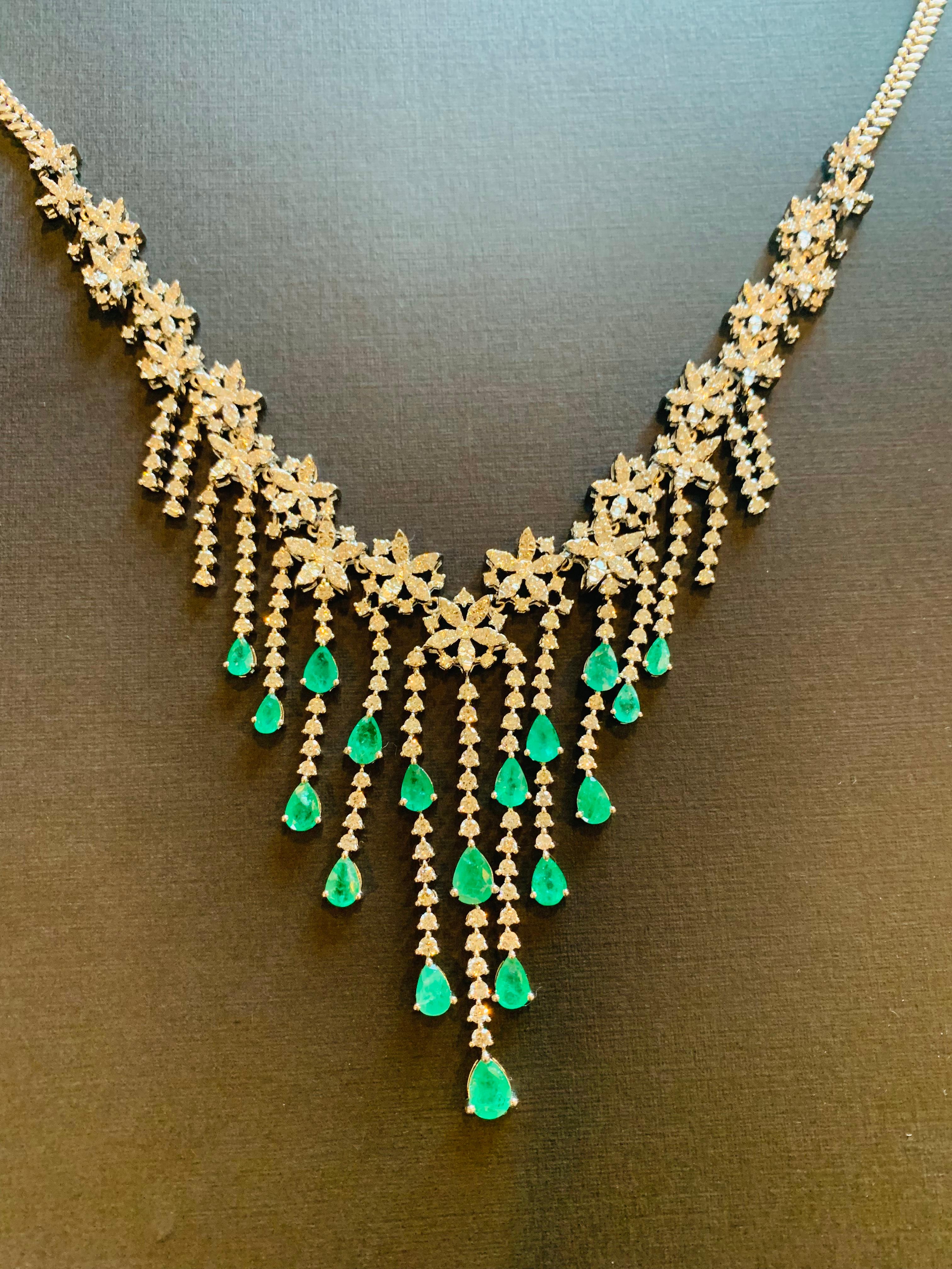 7.30 Carat Diamond Emerald 14 Karat White Gold Statement Necklace In New Condition For Sale In Hoffman Estate, IL