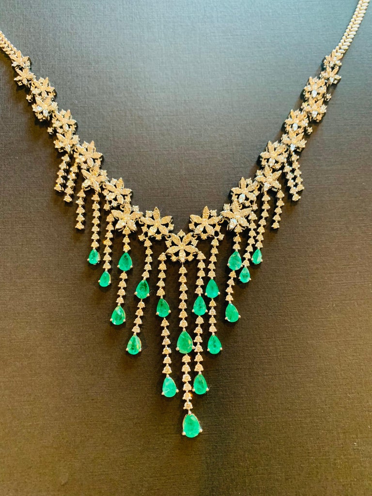 7.30 Carat Diamond Emerald 14 Karat White Gold Statement Necklace For Sale 1