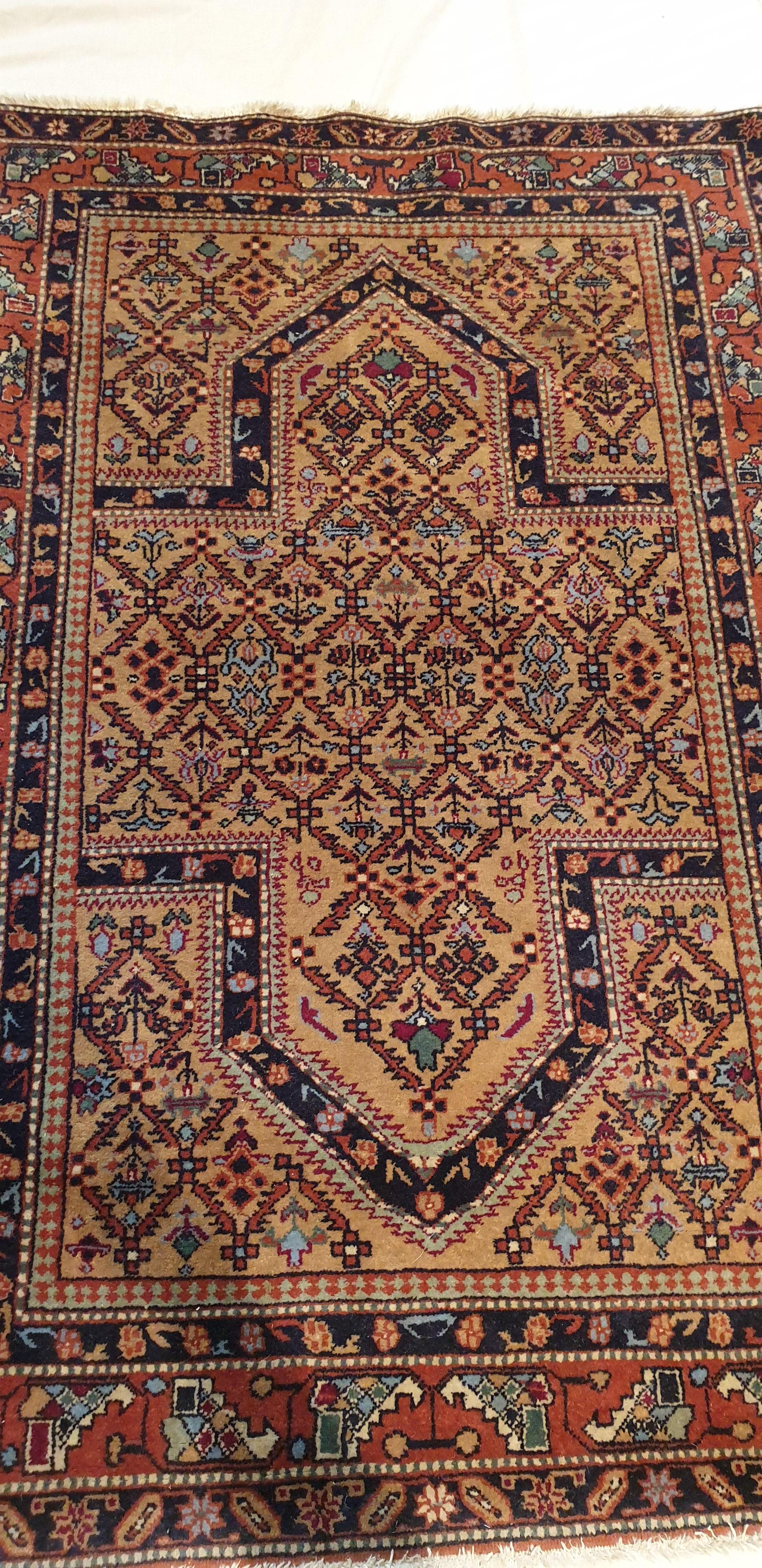 N° 730, hand knotted Caucasian carpet style chirvan from 19th century.
High quality, beautiful graphics and remarkable finesse.
Perfect state of preservation.

Measures: 150 x 100 cm.