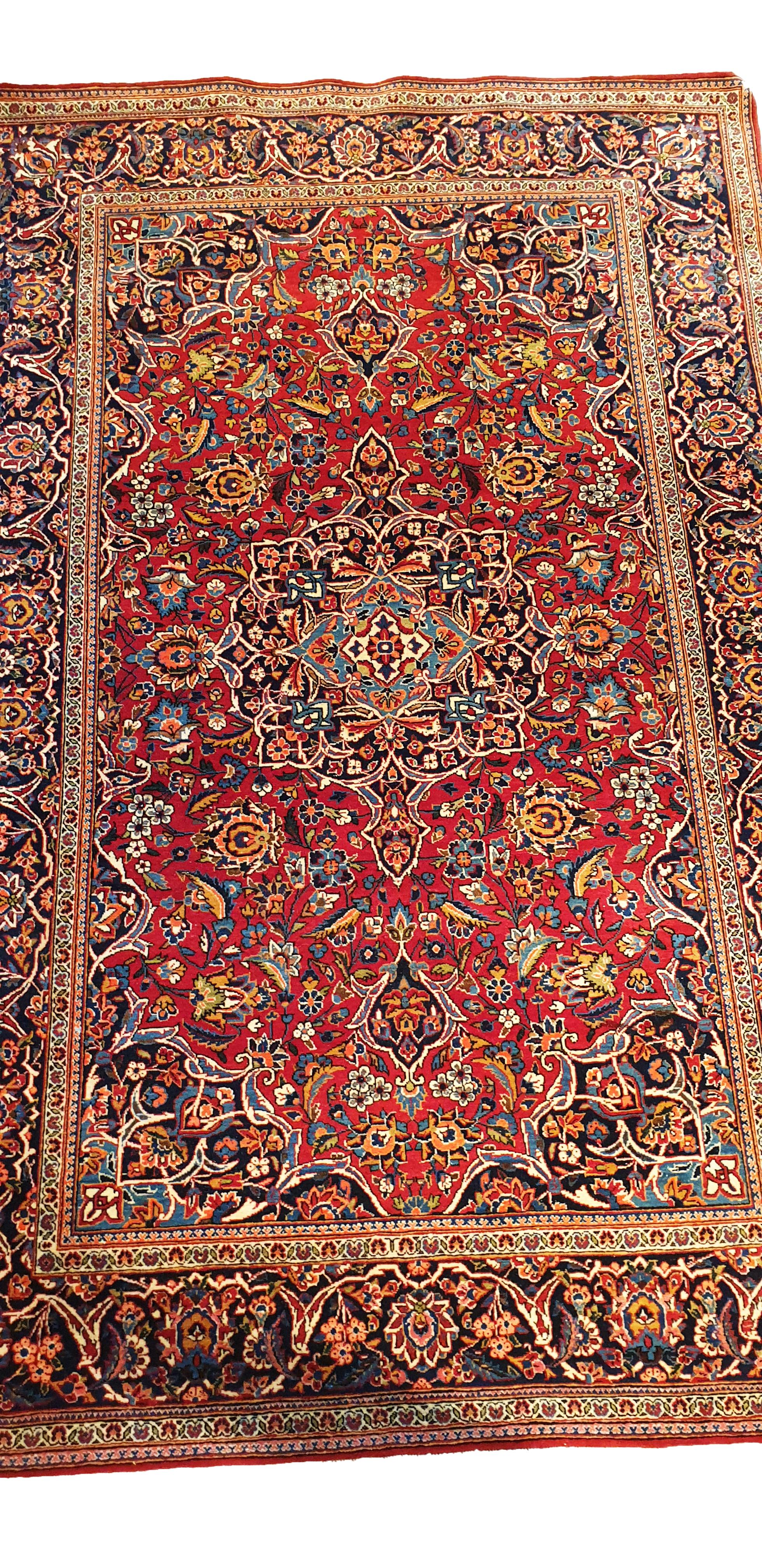 N° 731 - Hand knotted Oriental carpet from 20th century.
High quality, beautiful graphics and remarkable finesse.
Perfect state of preservation.

Measures: 210 x 135 cm.