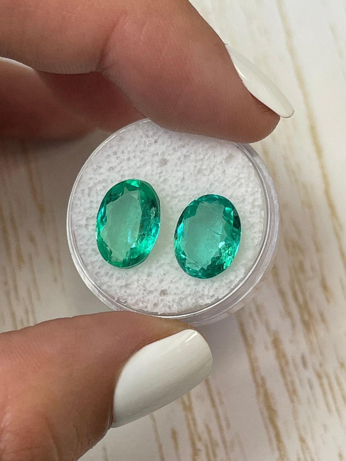 A. Stone: Smeraldo
Peso totale: 7,31-tcw
Forma: Taglio ovale
Chiarezza: Trasparente
Lucentezza: Eccellente-Molto buona
Colore: Greene & Greene medio
Misure: 12.43mm x 9.05mm x 5.18mm // 11.56mm x 9.08mm x 4.94mm
Origine geografica: