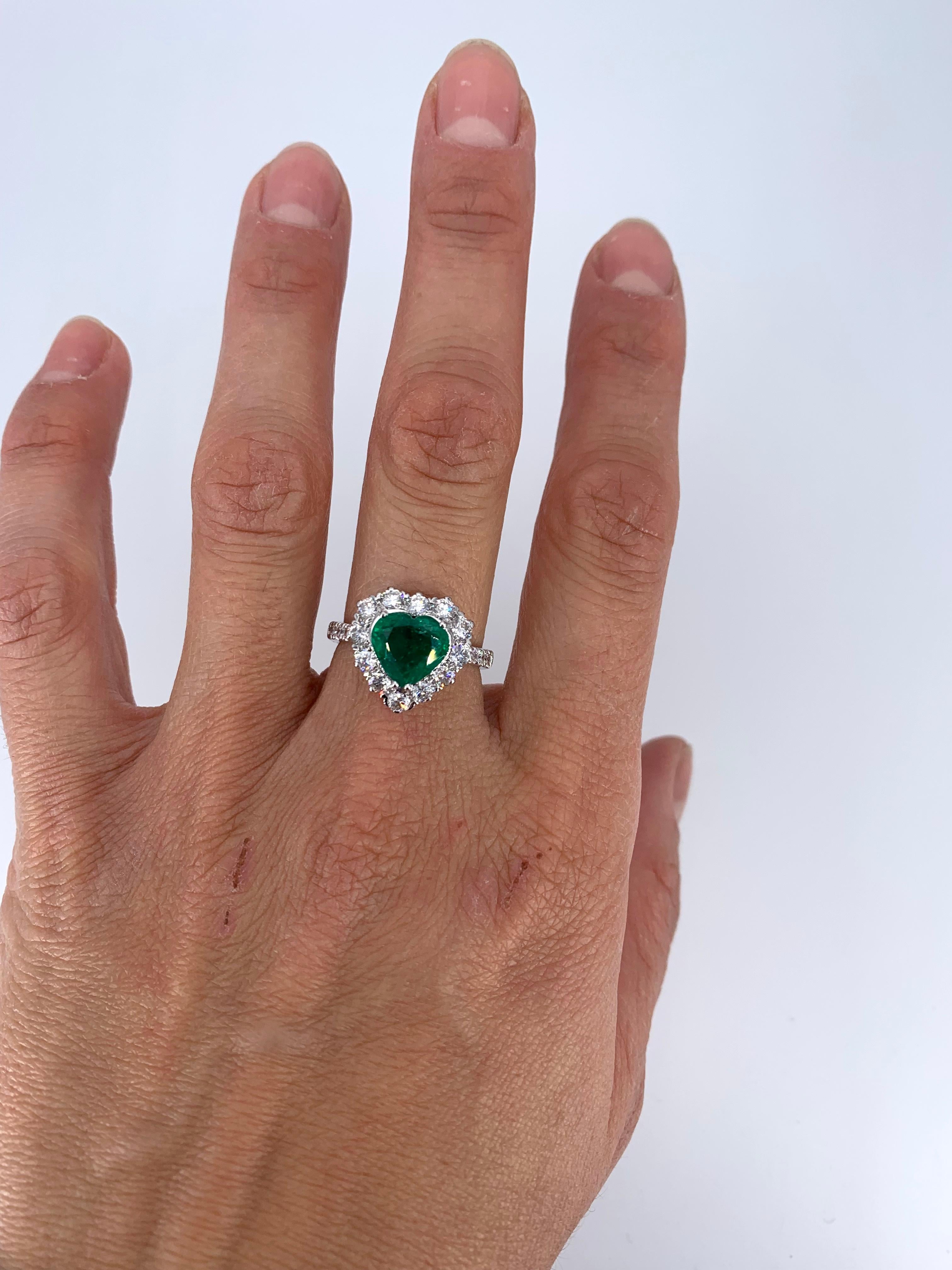 Contemporary 7.32 Carat Emerald & 3.75 Carat Diamond Heart Shaped Ring For Sale 2