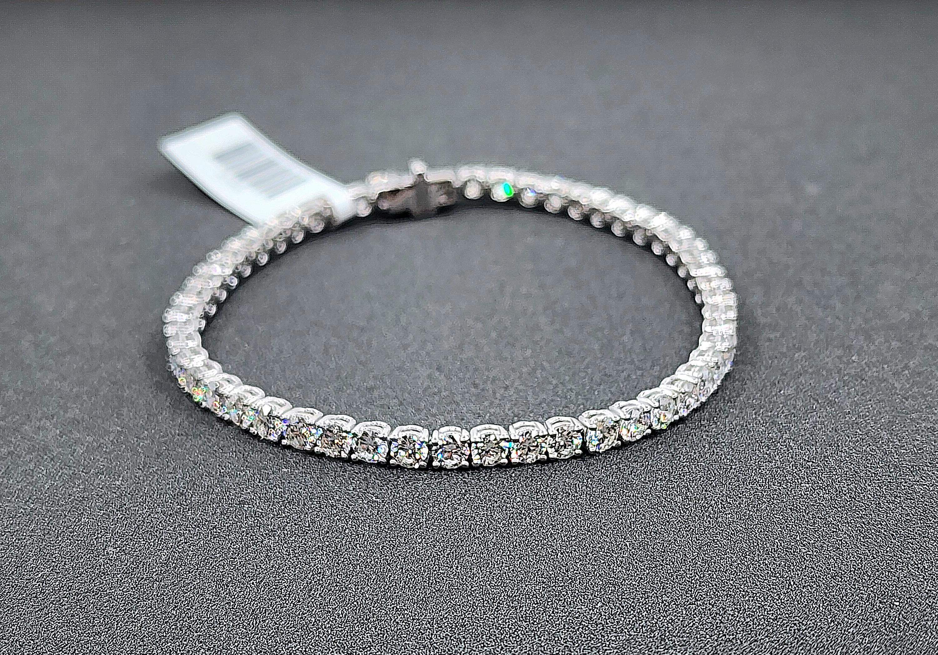 Ce magnifique bracelet de tennis est un ajout sophistiqué à toute collection. Il est réalisé en platine et comporte 7,32 carats de diamants blancs ronds d'une pureté VS1/VS2 et d'une couleur F/G. Le bracelet mesure 7 pouces de long et se ferme à