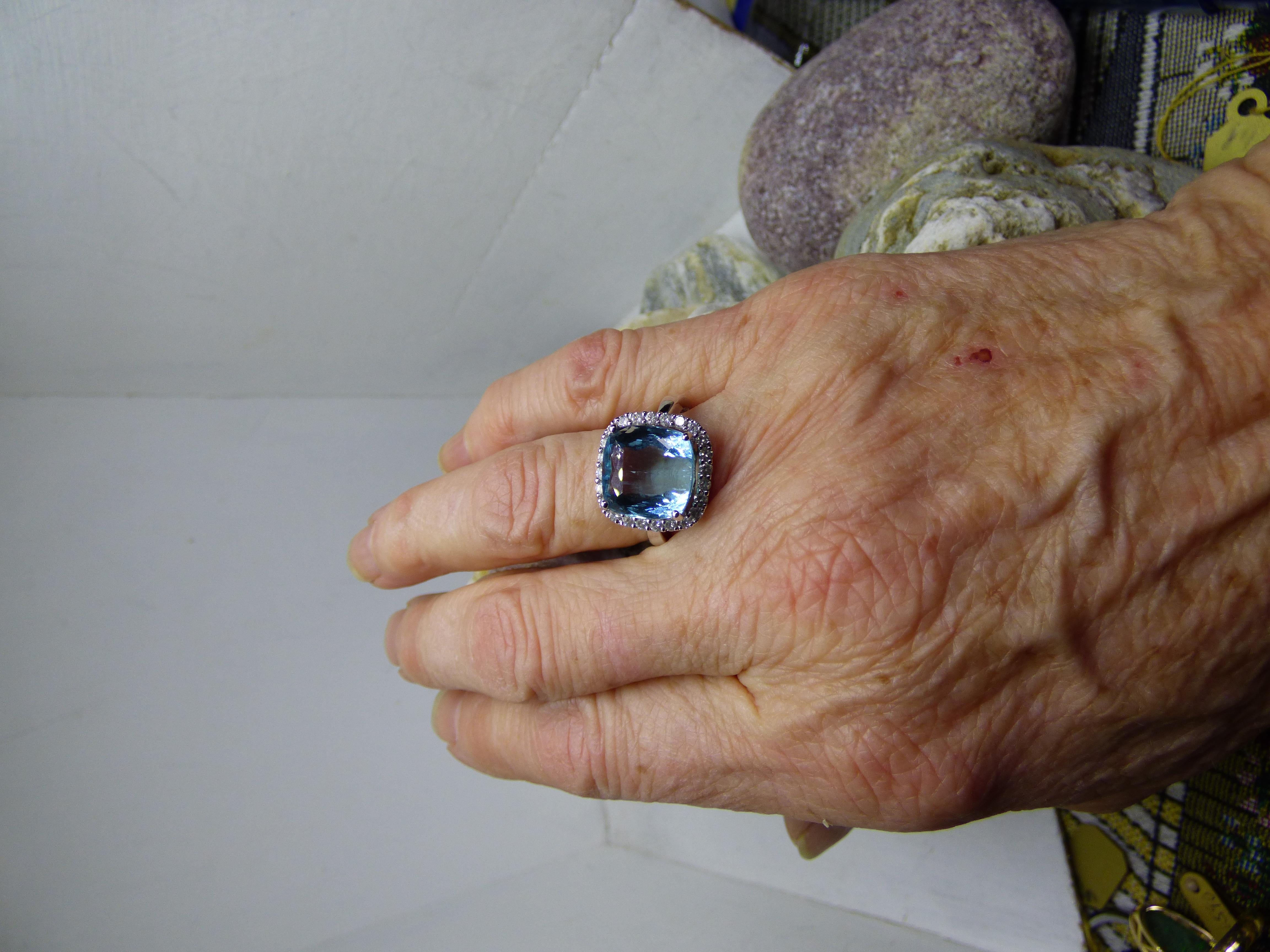 7,32 Aquamamarine und Diamant-Cluster-Ring aus 18K Gold mit Kissenschliff und Diamanten. (Moderne) im Angebot