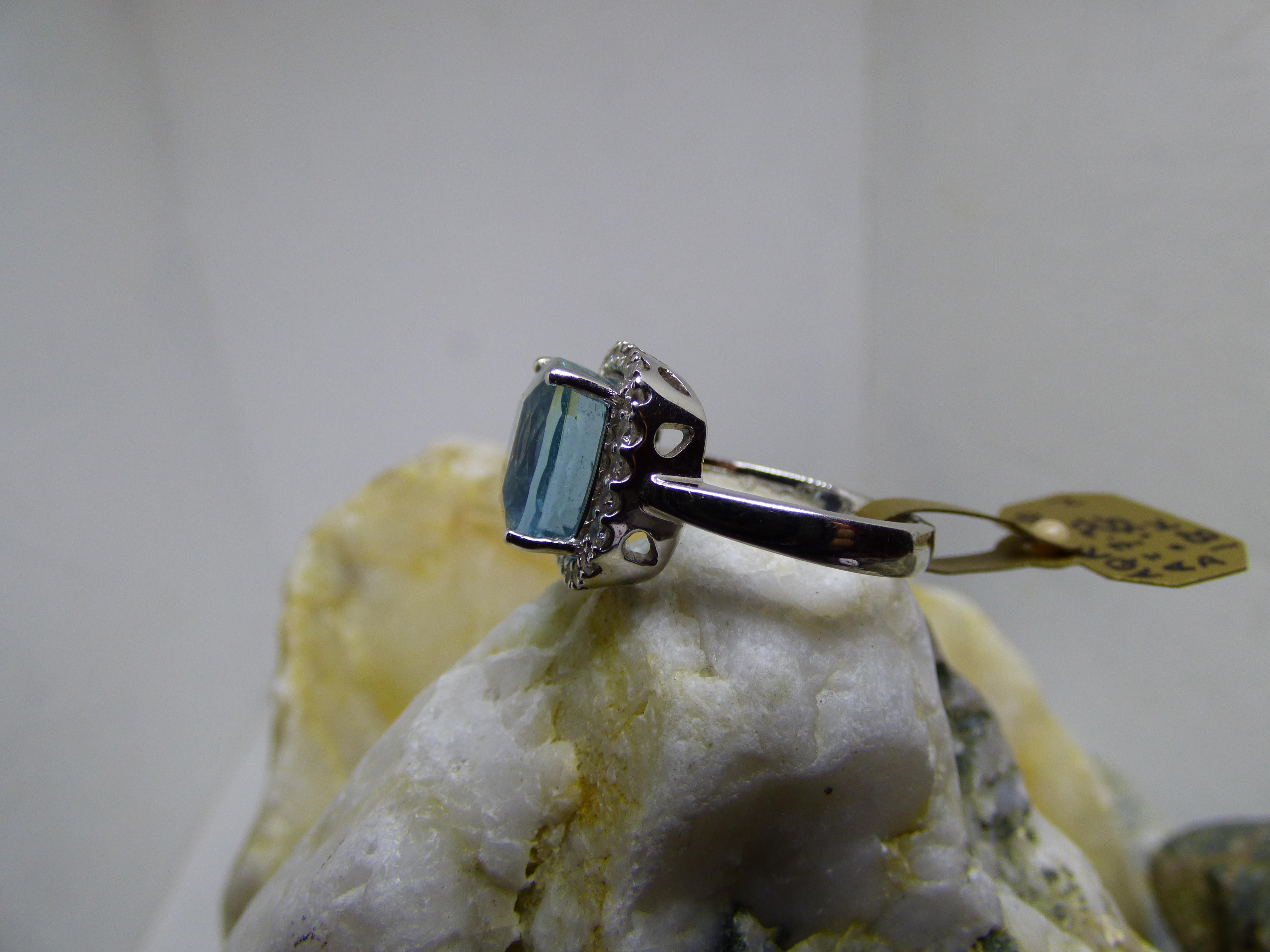 7.32 Cushion Cut Aquamamarine and Diamond Cluster Ring in 18K Gold. In New Condition For Sale In Dublin, IE