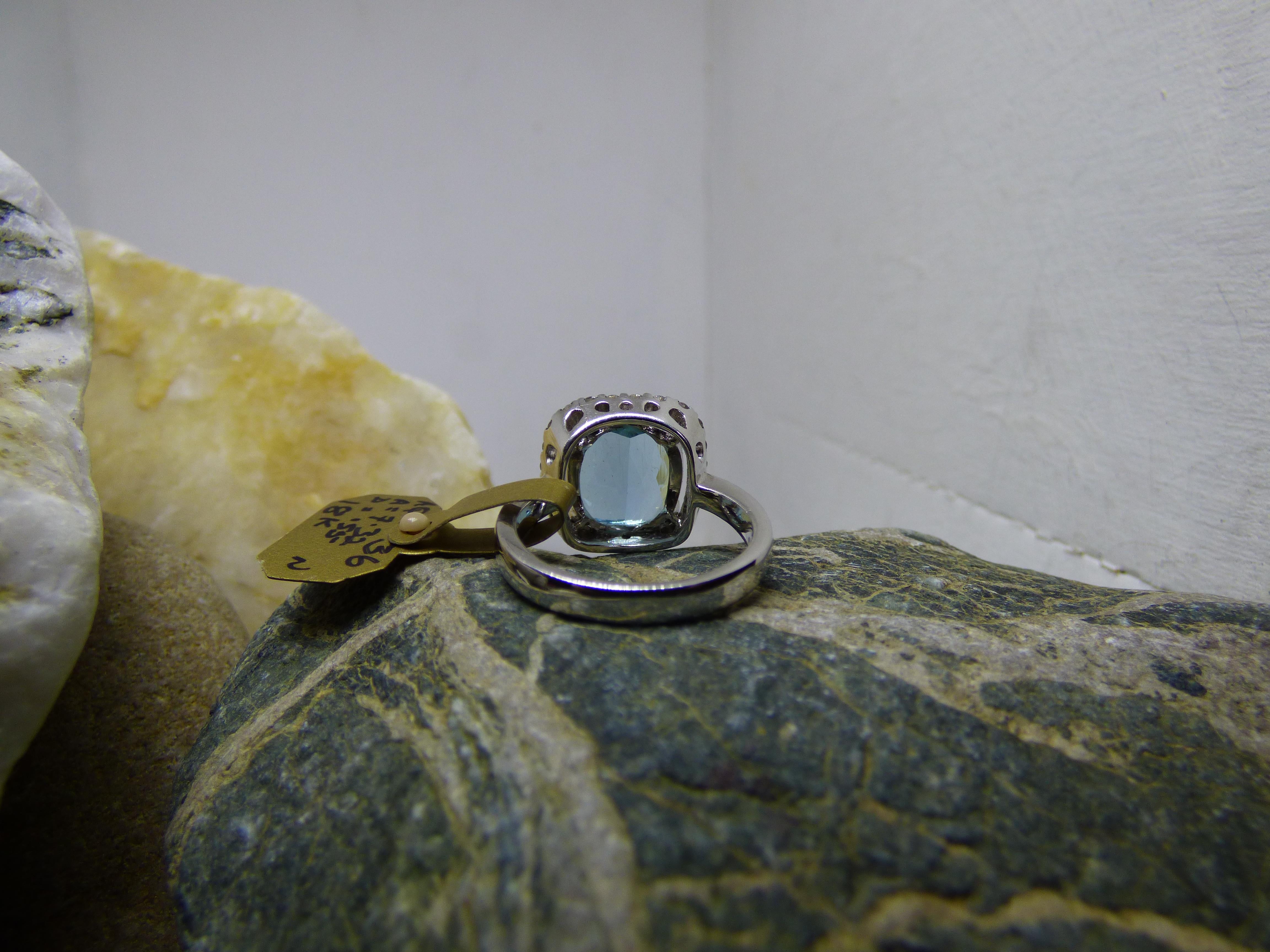 7,32 Aquamamarine und Diamant-Cluster-Ring aus 18K Gold mit Kissenschliff und Diamanten. Damen im Angebot