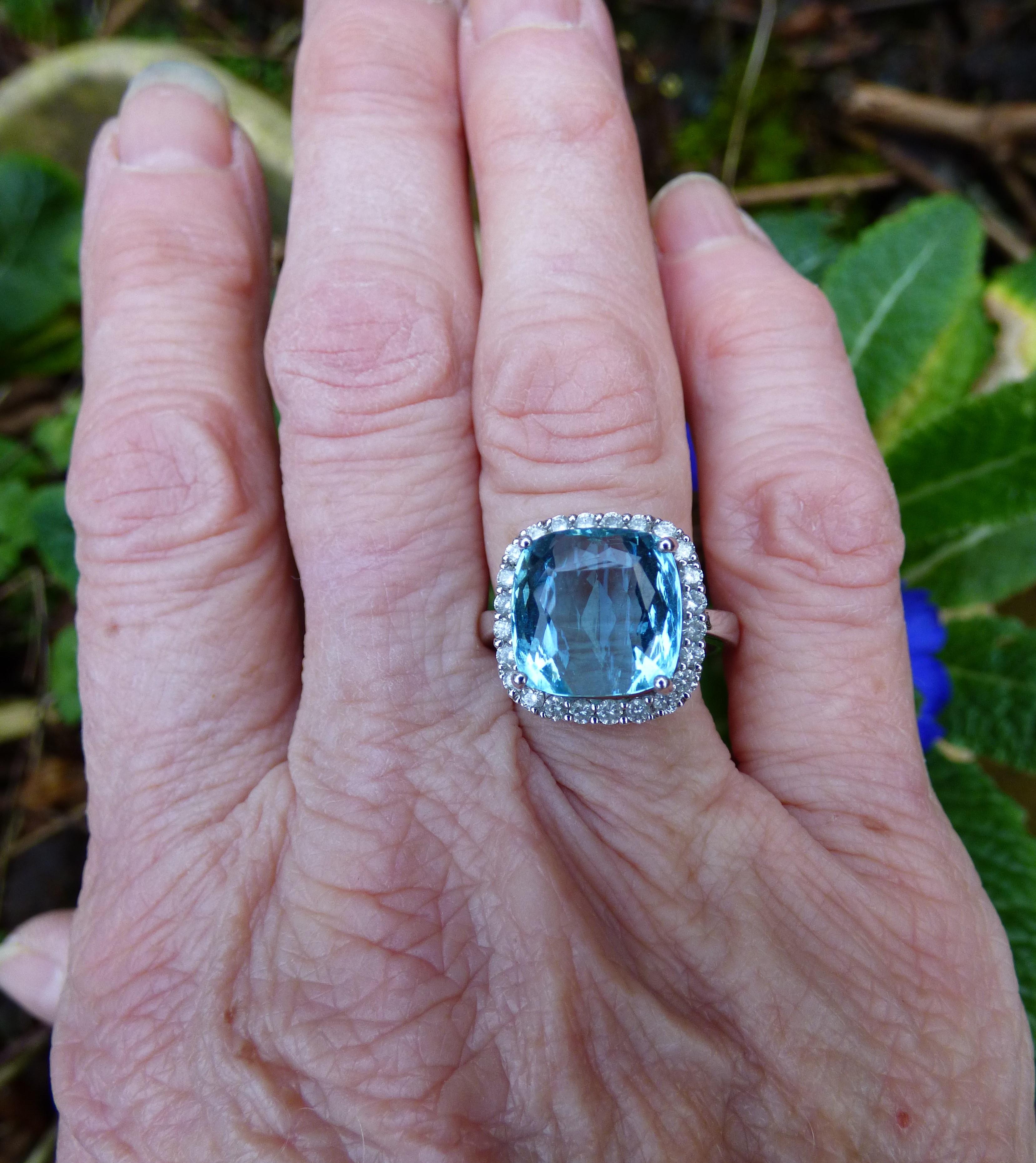 7,32 Aquamamarine und Diamant-Cluster-Ring aus 18K Gold mit Kissenschliff und Diamanten. im Angebot 2