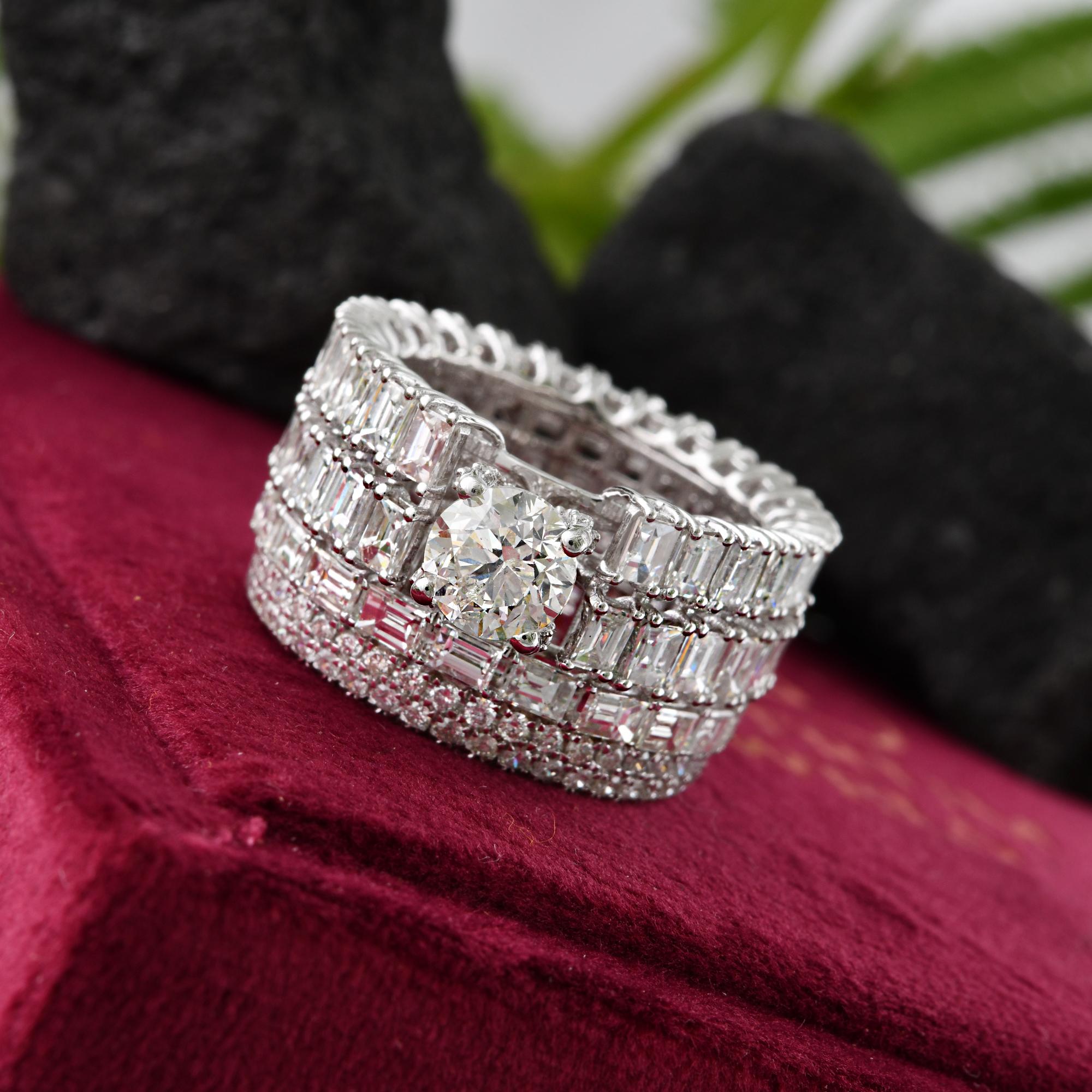 Bague de fiançailles en or blanc 18 carats avec diamants ronds et baguettes H/SI de 7,33 carats Neuf - En vente à Diera, Dubai