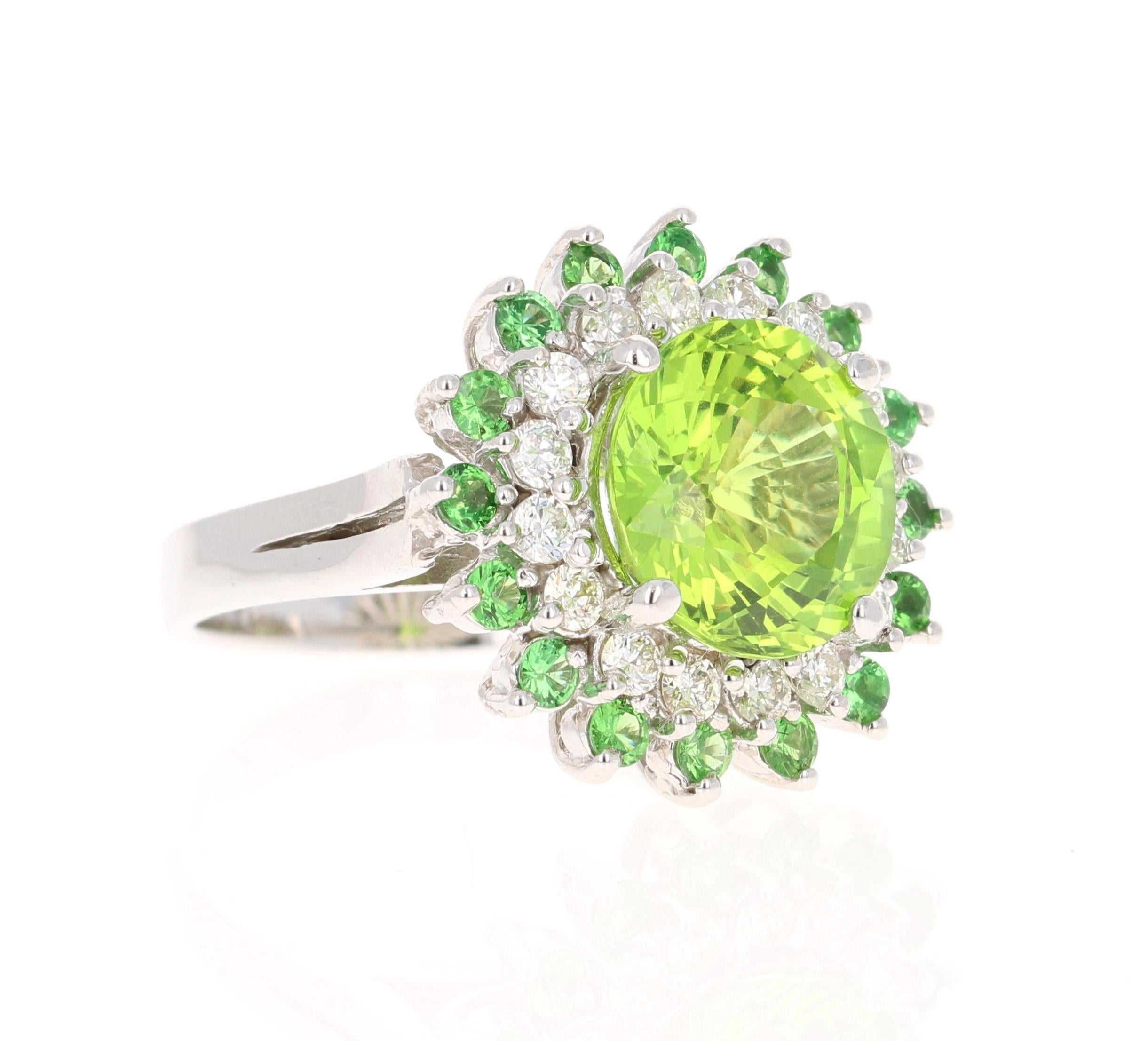 Bague cocktail en or blanc 14 carats péridot tsavorite diamant 7,33 carats

Cette bague contient un péridot naturel de taille ronde pesant 6,01 carats. Il est entouré de 16 diamants naturels de taille ronde qui pèsent 0,62 carats, (pureté : VS,