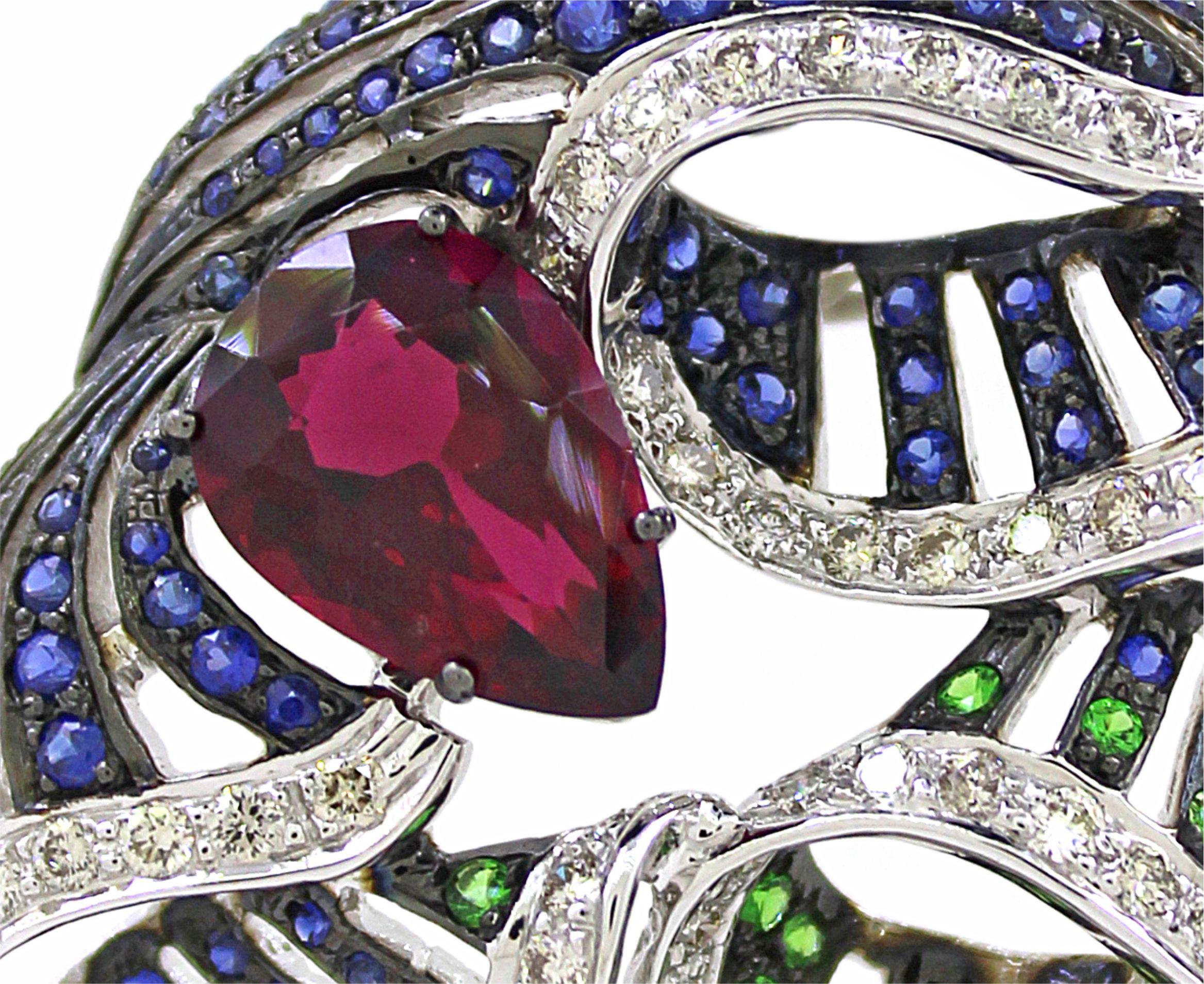 Scopri l'epitome dell'eleganza con il nostro squisito ciondolo a spirale, un'unione ipnotica di arte e lusso. Al centro brilla un'affascinante tormalina rosa scuro a forma di pera da 4,58 carati, che irradia calore e raffinatezza. Questo