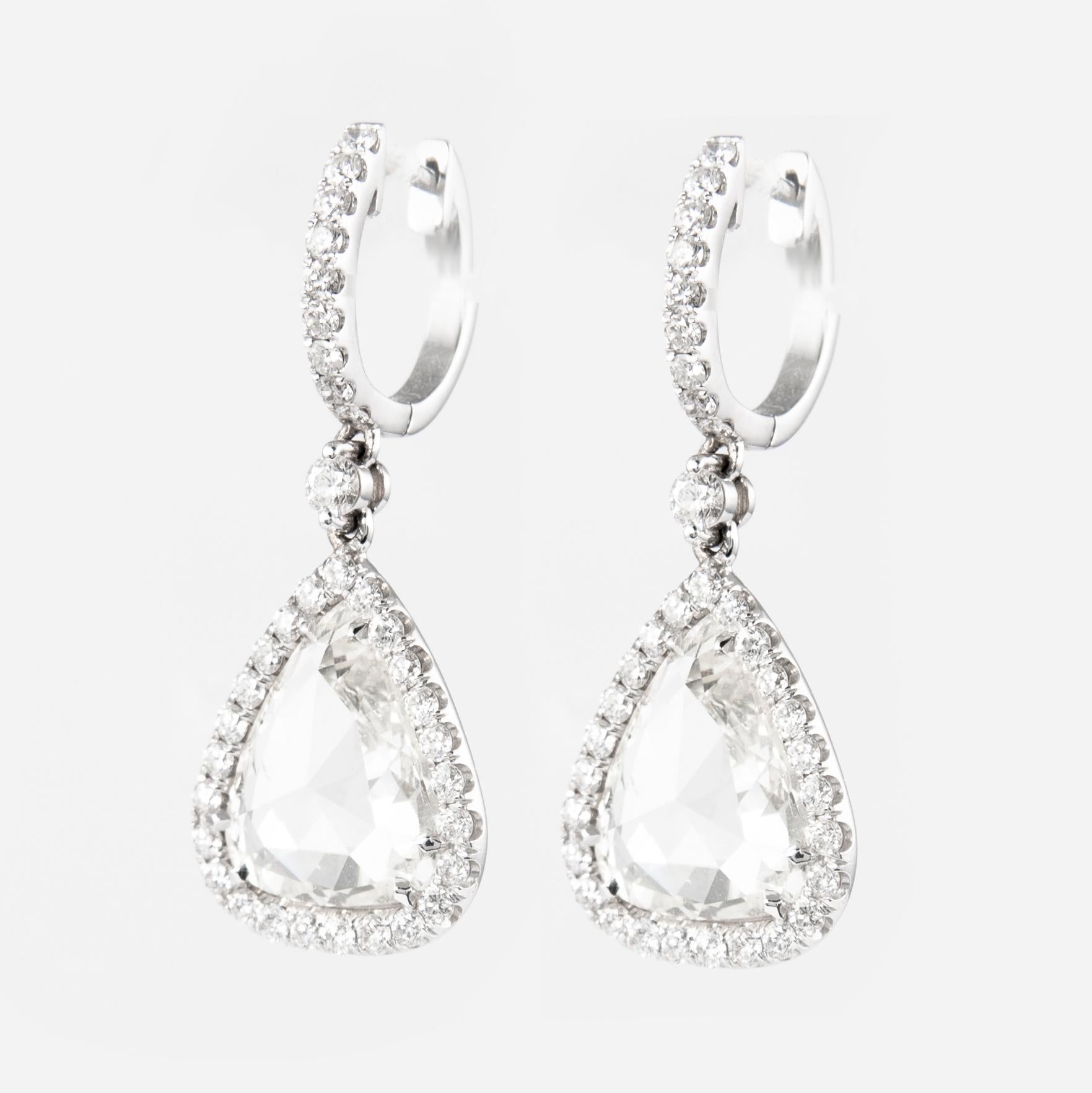Taille rose Boucles d'oreilles pendantes en or blanc 18 carats avec halo de diamants taille poire et rose de 7,33 carats en vente