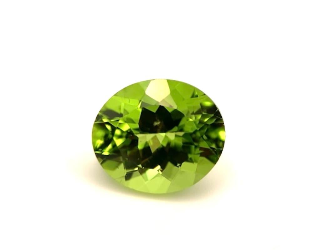 This striking peridot gem has beautiful color and is exceptionally brilliant! Peridot of this fine quality in a large size with such an excellent cut is hard to find, even in high end jewelry stores. This gem has a gorgeous, bright apple green color