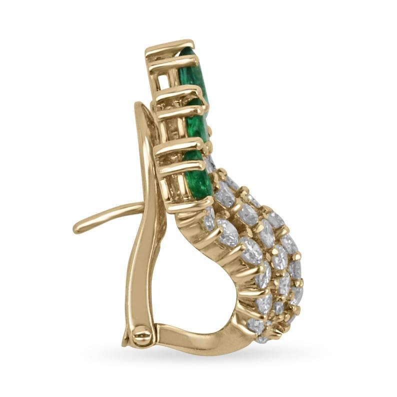 Einstellung Stil: Omega-Pfosten
Gewicht: 18.8 Gramm
Metallreinheit: 18K Gelbgold

Hauptstein: Smaragd
Form: Birnenschliff
Ungefähres Gewicht: 2,78tcw
Steine insgesamt: Zwei
Klarheit: Transparent
Farbe: Vivid Green
Lüster: Ausgezeichnet
Behandlung: