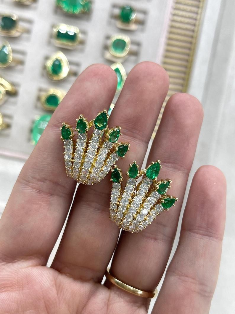 7,34tcw Muzo Smaragd & Diamant Omega Fächerohrringe  18K AAA+ kolumbianisches Statement (Smaragdschliff) im Angebot