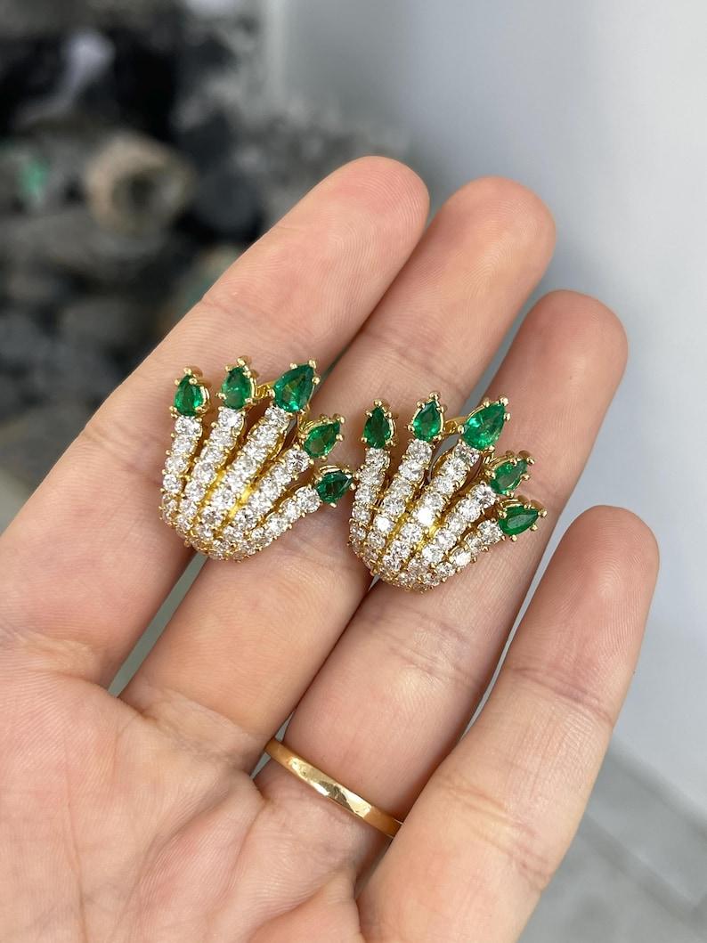 7,34tcw Muzo Smaragd & Diamant Omega Fächerohrringe  18K AAA+ kolumbianisches Statement im Zustand „Neu“ im Angebot in Jupiter, FL