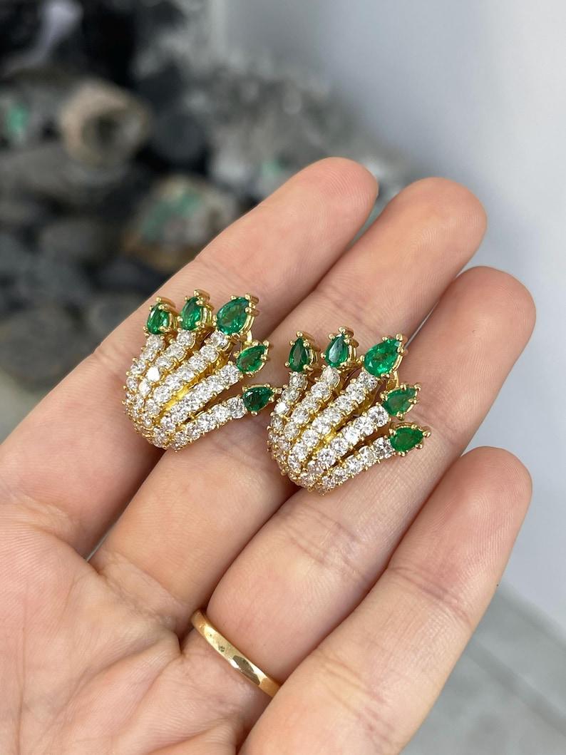 7,34tcw Muzo Smaragd & Diamant Omega Fächerohrringe  18K AAA+ kolumbianisches Statement Damen im Angebot