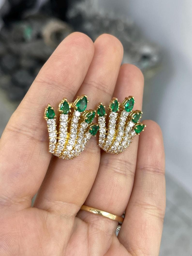 7,34tcw Muzo Smaragd & Diamant Omega Fächerohrringe  18K AAA+ kolumbianisches Statement im Angebot 1