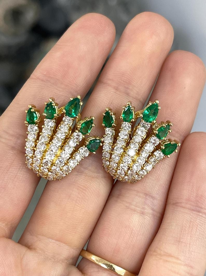 7,34tcw Muzo Smaragd & Diamant Omega Fächerohrringe  18K AAA+ kolumbianisches Statement im Angebot 2