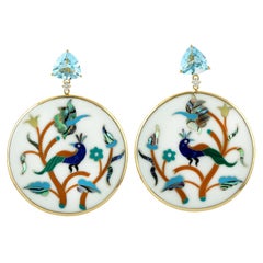 Boucles d'oreilles en or 18 carats, émail et diamants avec topaze bleue et paon de 7,35 carats