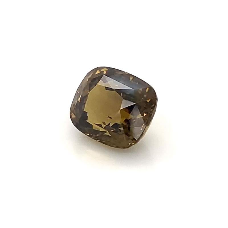 Une rare Alexandrite naturelle de 7,35 carats en forme de coussin Certificat GIA 6192711041 a été sélectionnée par nos experts pour son éclat et sa couleur unique. La couleur passe du vert jaunâtre brunâtre au jaune brunâtre.

Nous pouvons réaliser