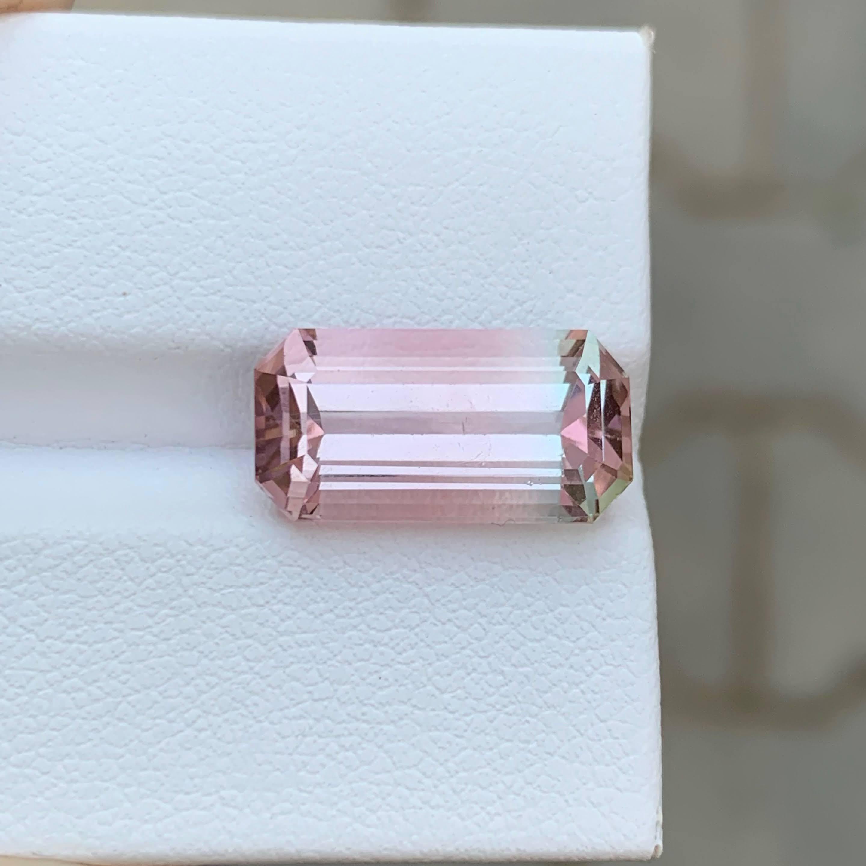 Poids 7,35 carats 
Dimensions 15,9x8,3x6,7mm
Traitement Aucun 
Origine afghane 
Clarté VVS 
Forme Coupe Émeraude 




Cette exquise tourmaline bicolore de 7,35 carats présente un étonnant mélange naturel de teintes contrastées, créant un magnifique