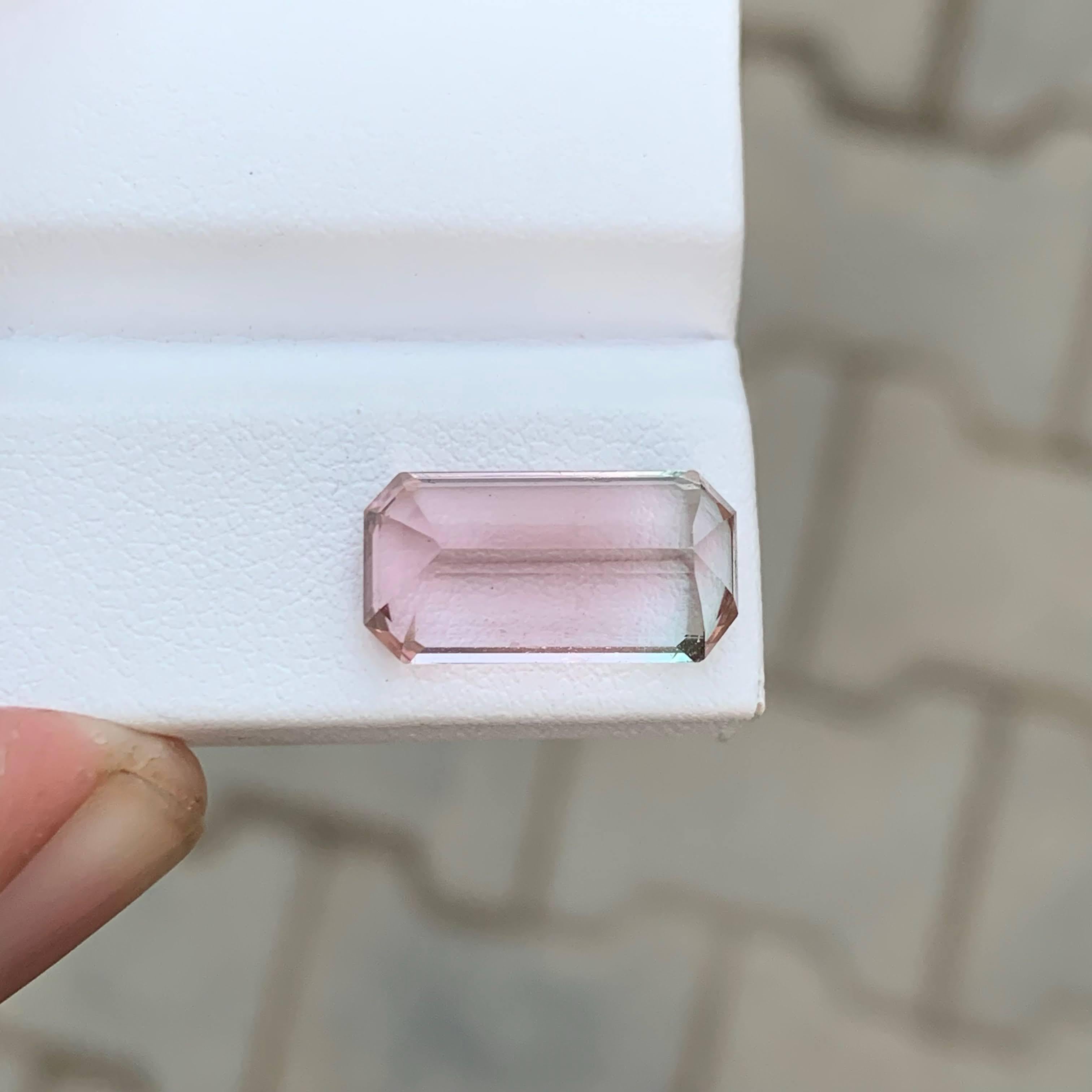 Moderne 7.35 Carat Natural Loose Bi Color Tourmaline Stone Emerald Cut Afghan Gemstone (pierre précieuse afghane de taille émeraude) en vente