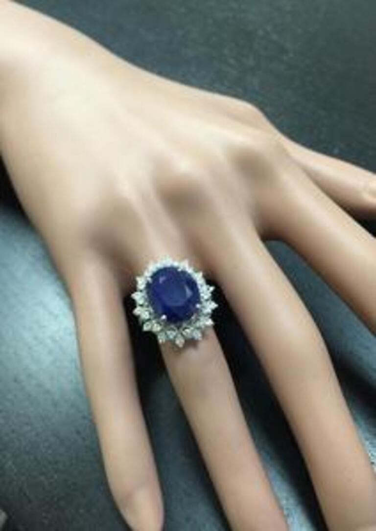 Women's or Men's 7.35 Carat Exquisite Natural Blue Sapphire and Diamond 14 Karat Solid White Gold For Sale