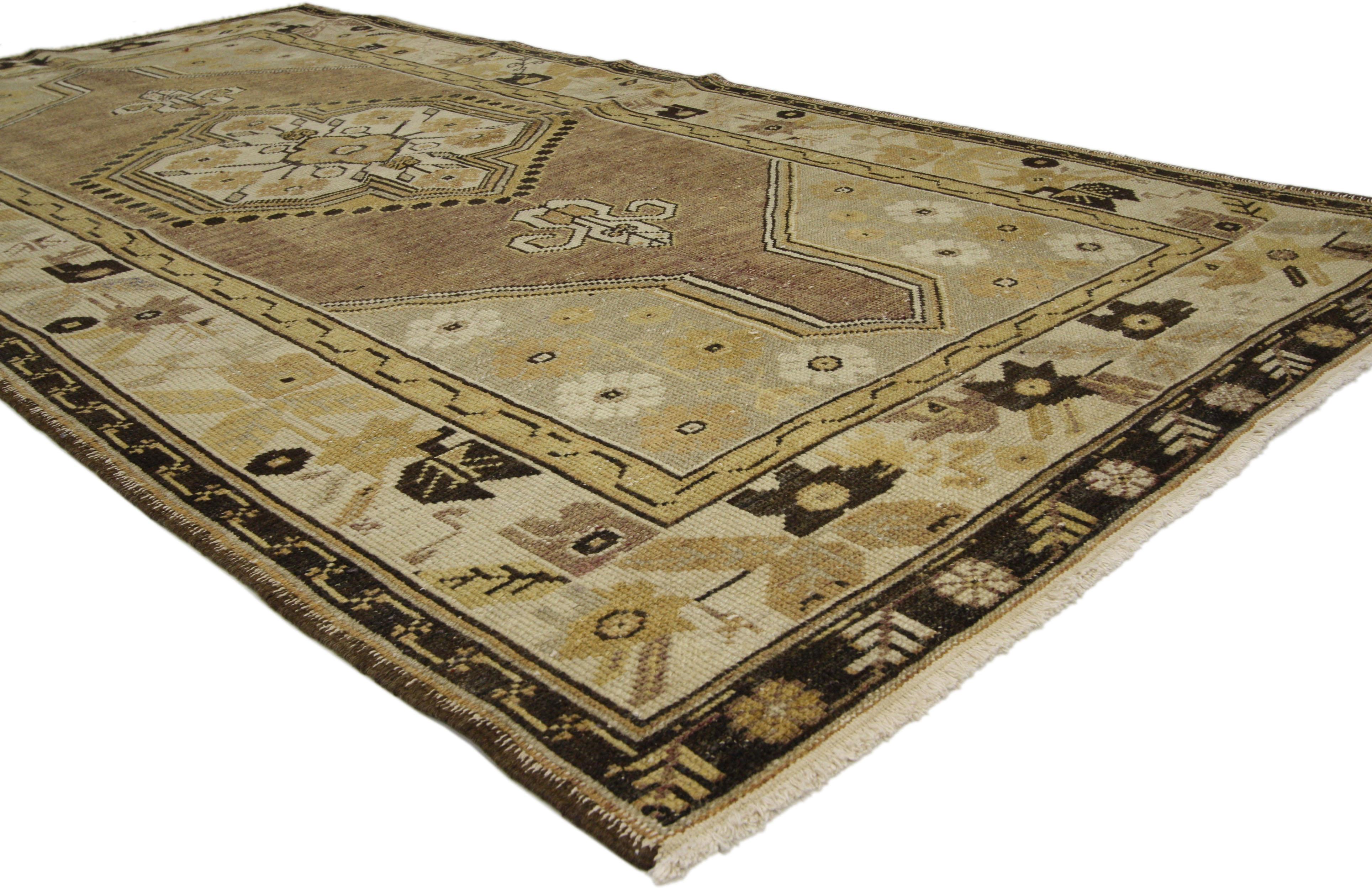 73598 Vintage Turkish Oushak Rug with Rustic American Colonial Style. This hand knotted wool vintage Turkish Oushak rug features a center medallion outlined with pearls and anchored with hands-on-hip finials. It showcases a double mihrab niche and