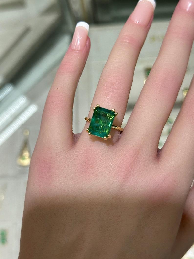 7,35 Karat 14K Smaragdschliff Smaragd Solitär Ring - üppiger grüner Doppelklauenring mit Smaragd-Doppelklauen-Ring (Moderne) im Angebot