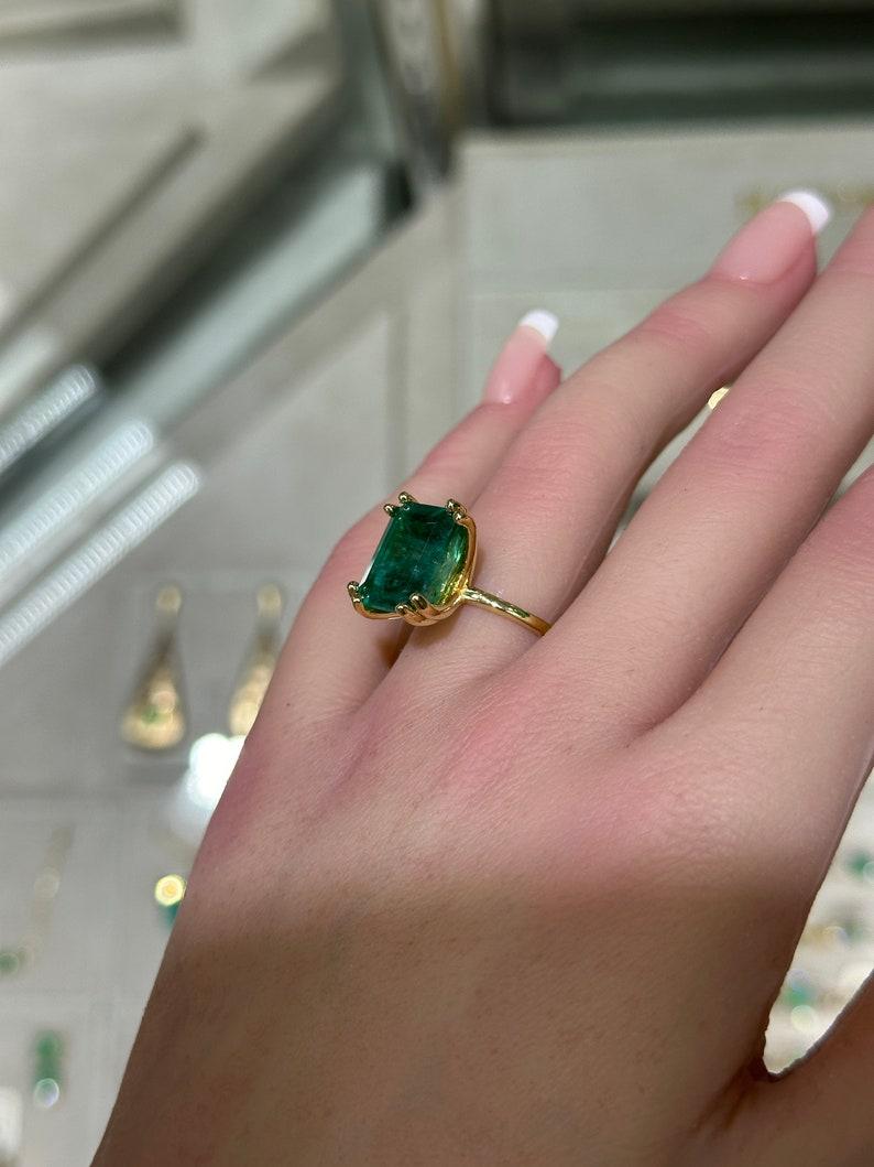7,35 Karat 14K Smaragdschliff Smaragd Solitär Ring - üppiger grüner Doppelklauenring mit Smaragd-Doppelklauen-Ring im Zustand „Neu“ im Angebot in Jupiter, FL